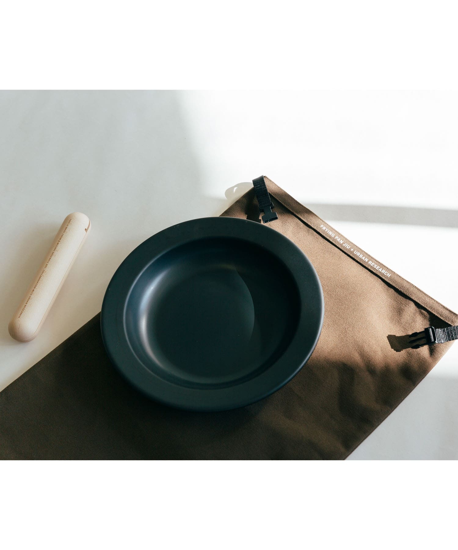 『別注』FRYINGPAN JIU×URBAN RESEARCH　TRIVET POUCH KHAKI FREE