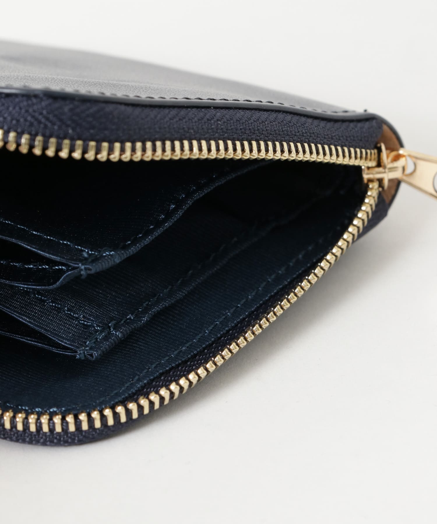 URBAN RESEARCH iD　italianleather zipwallet NAVY FREE