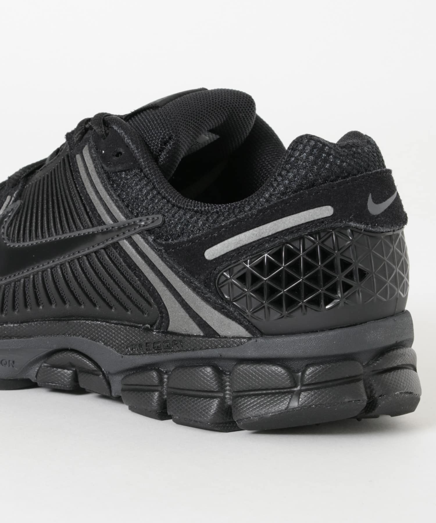 NIKE　ズーム ボメロ 5 BLK/BLK 26