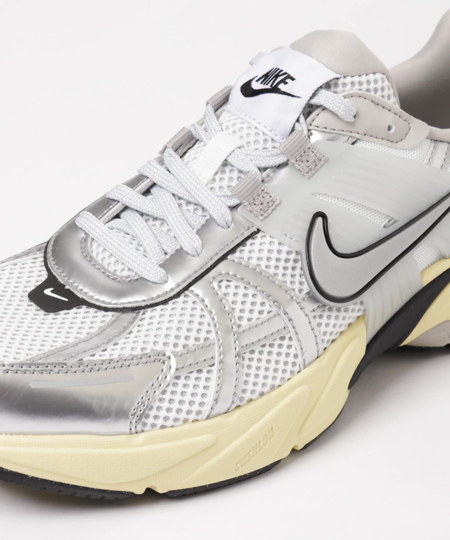 靴 Nike v2krun 26cm NIKE / V2K RUN（26～28.5cm）（スニーカー）｜NIKE（ナイキ）の