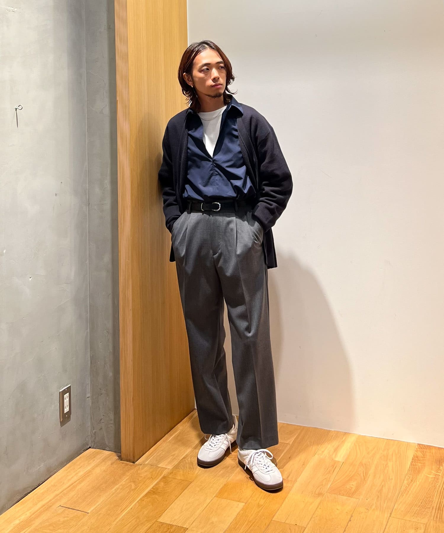 グレー