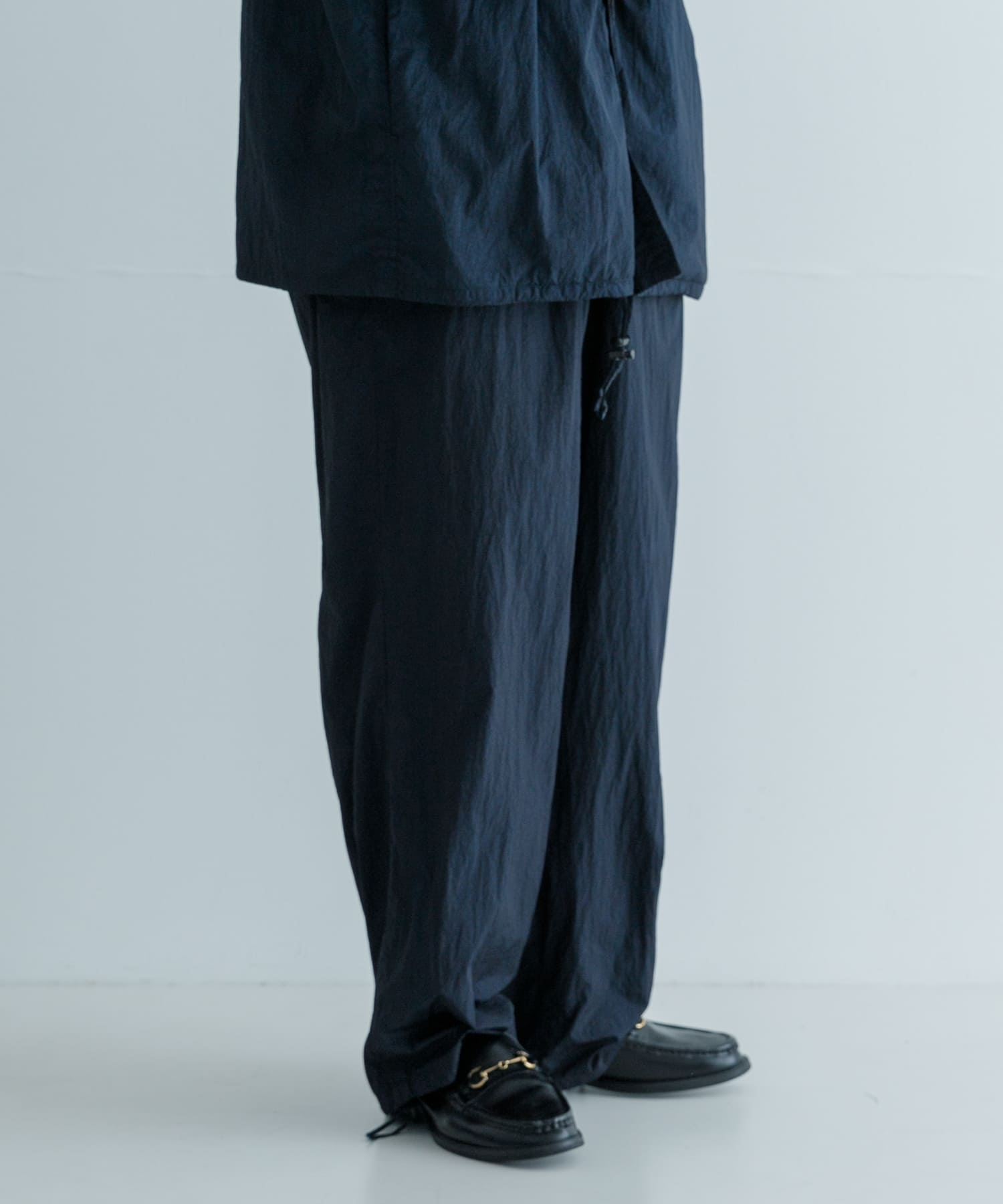 ATON HANDDYED NYLONOVER PANTS(4 075 NAVY): ボトム｜URBAN RESEARCH