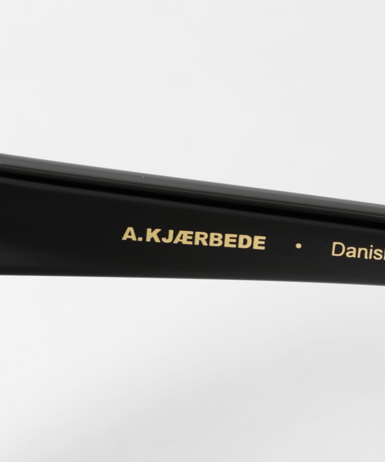 A.Kjaerbede　KAWS BLACK FREE