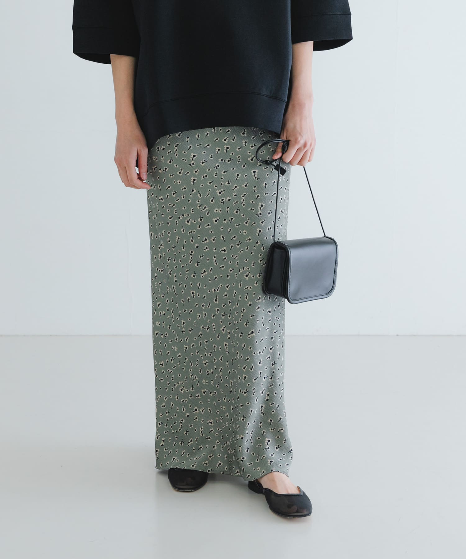 サテンフラワーマーメイドスカート