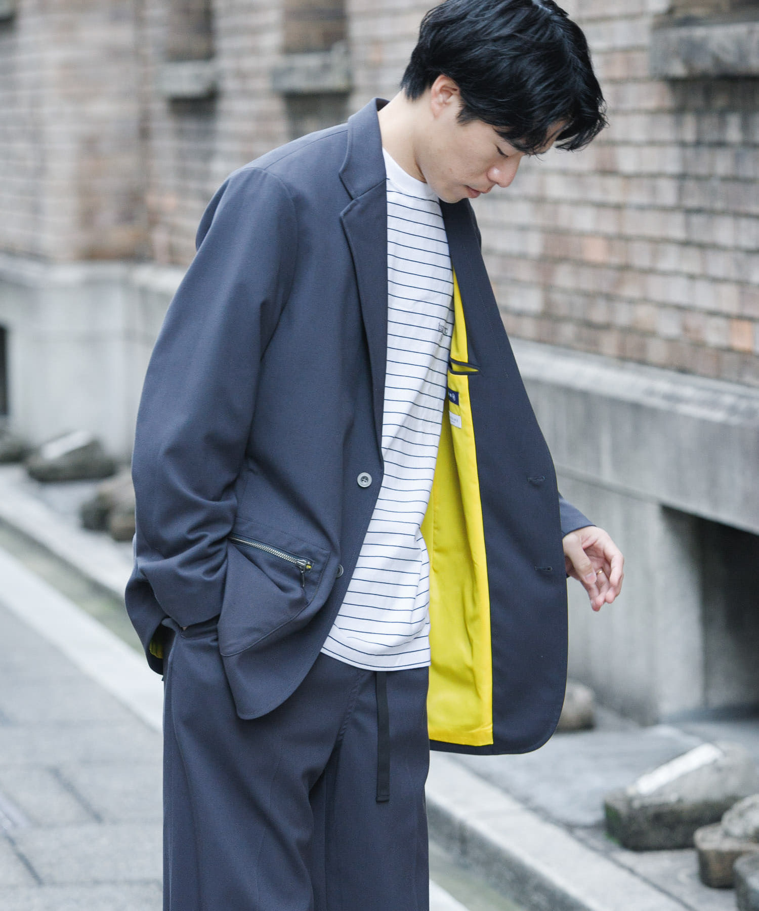 GRAY