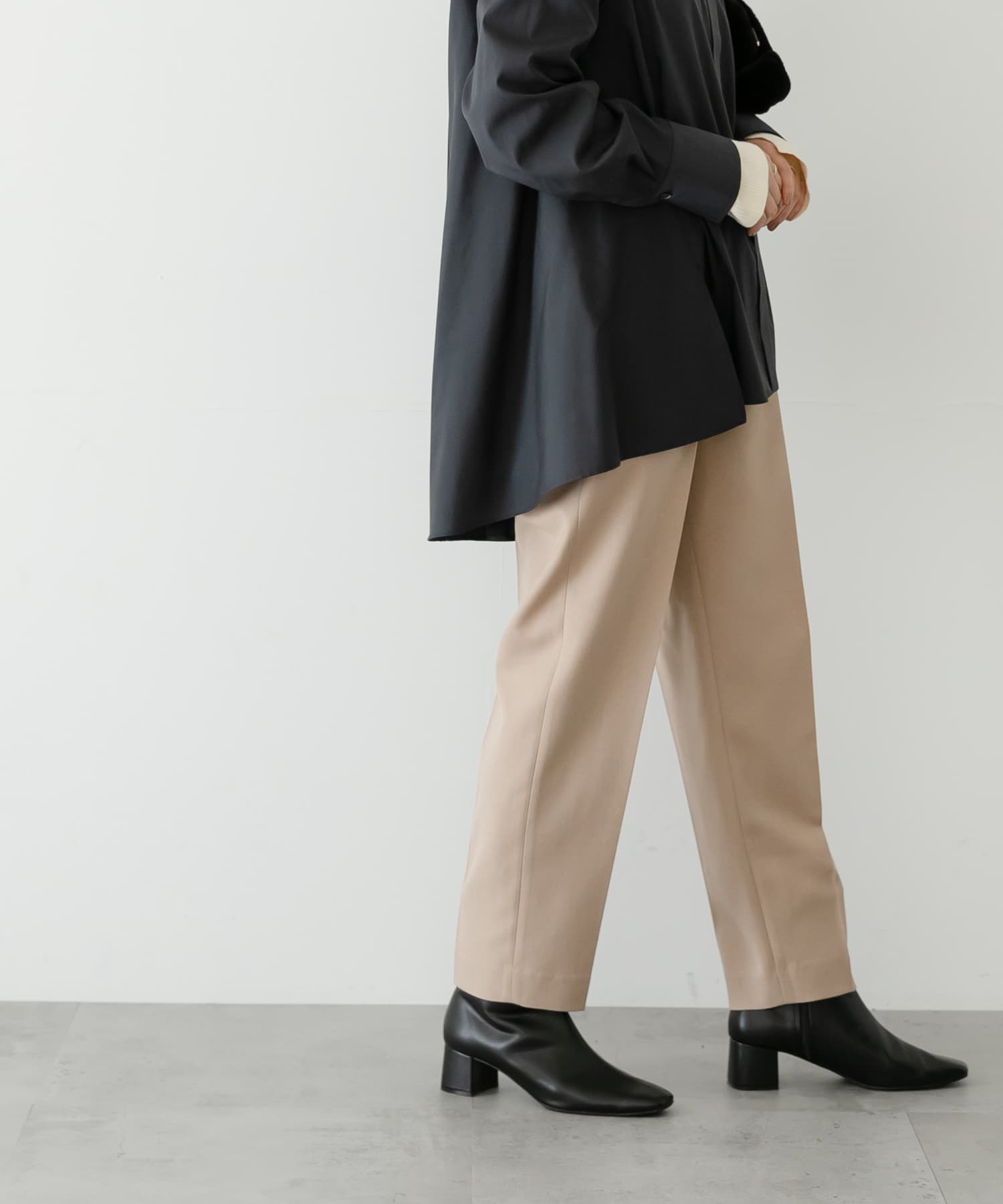 『UR TECH』ドロストテーパードパンツ