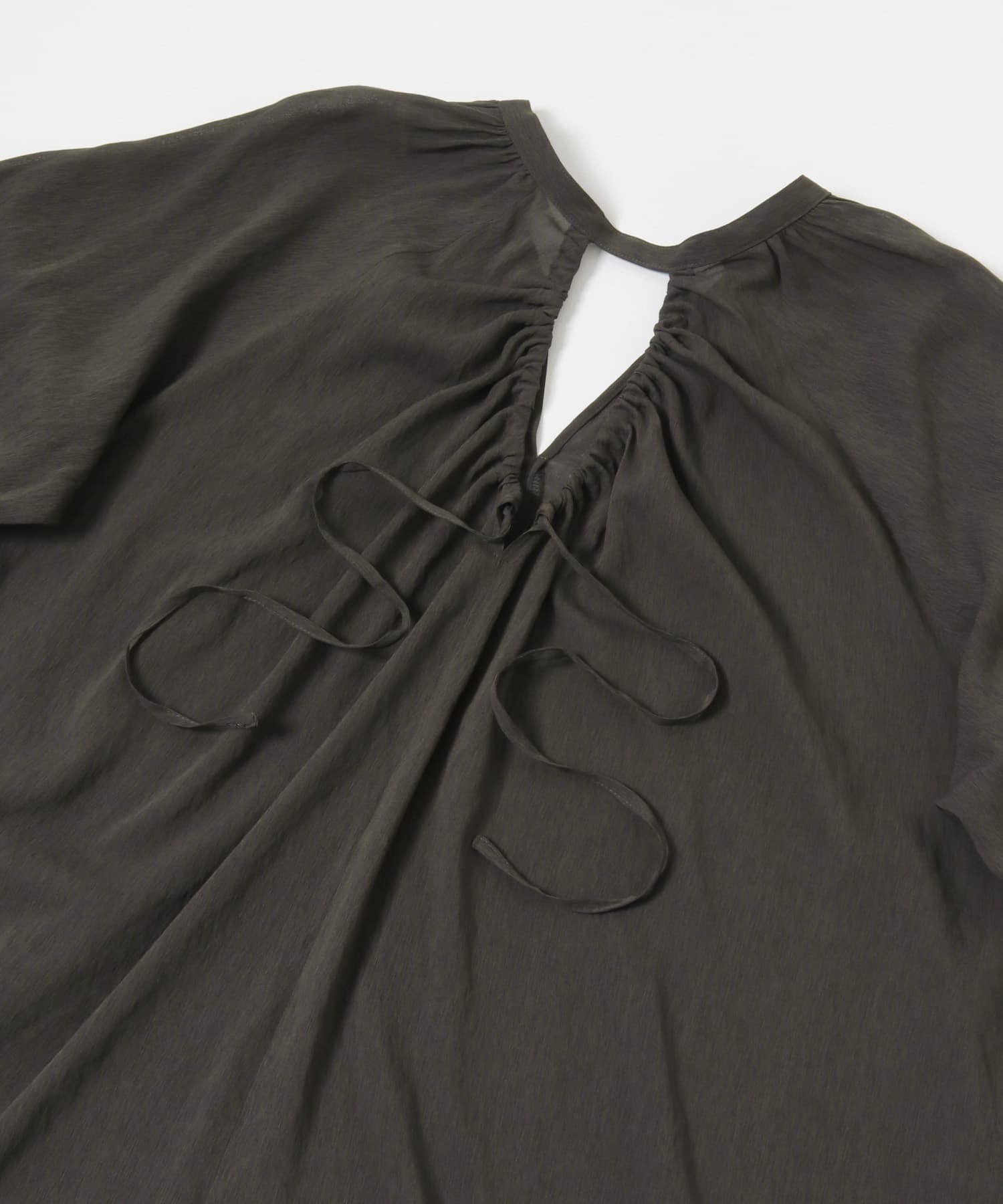 シアードロストギャザーブラウス CHARCOAL FREE