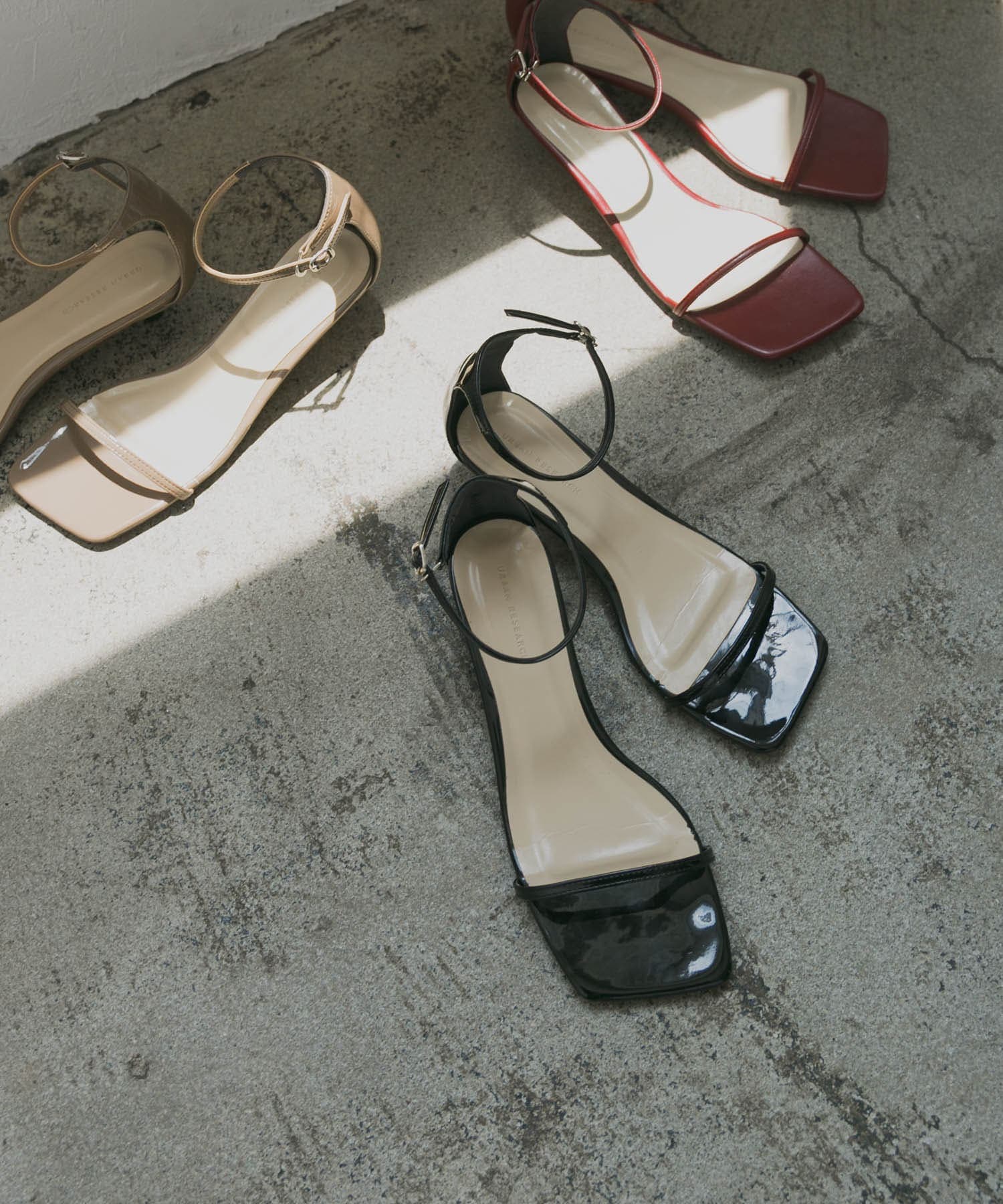 ナローストラップサンダル