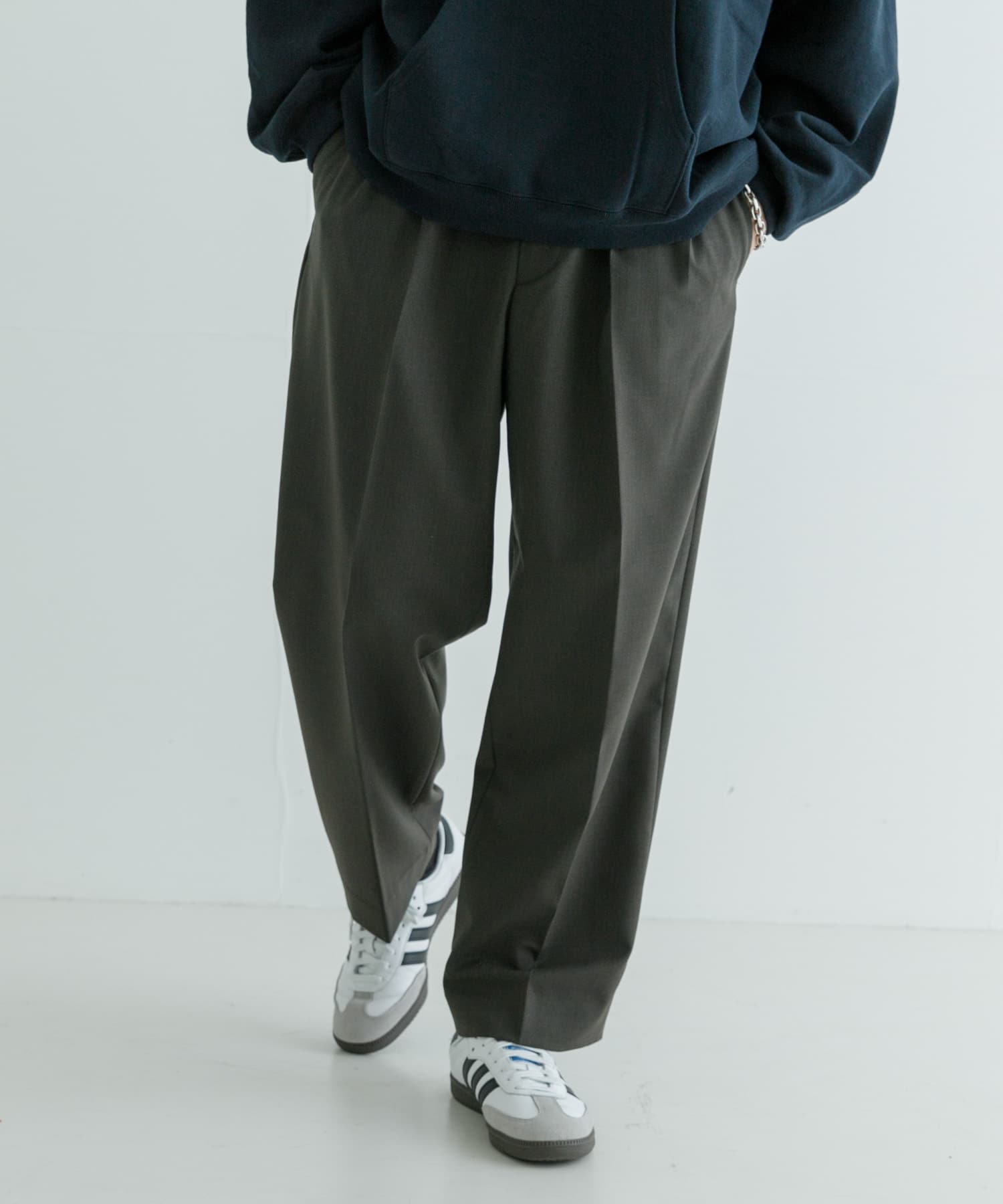 new basic ウールポリエステルストレッチストレートスラックス