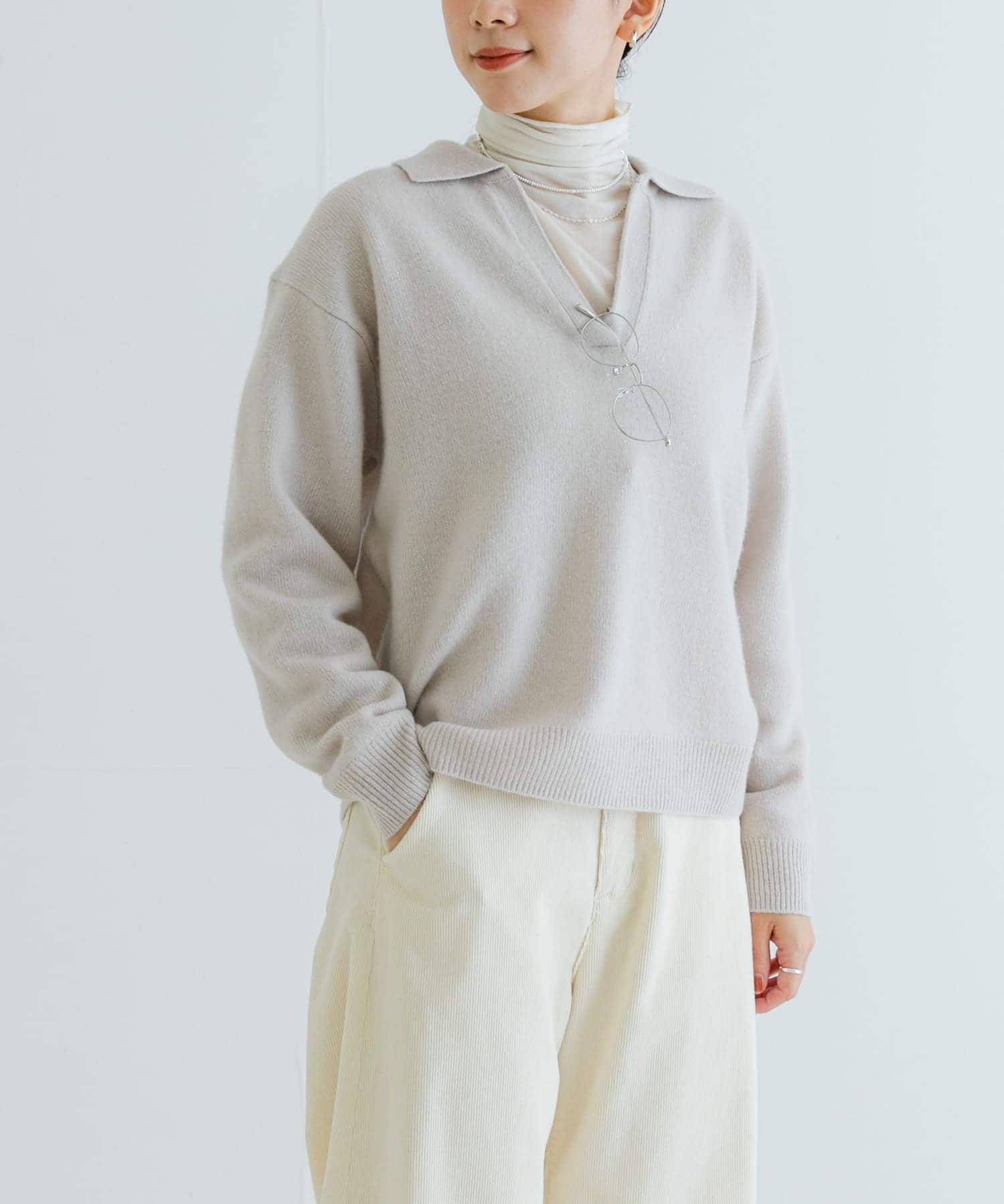 カシミヤ混強縮キーネックニットプルオーバー