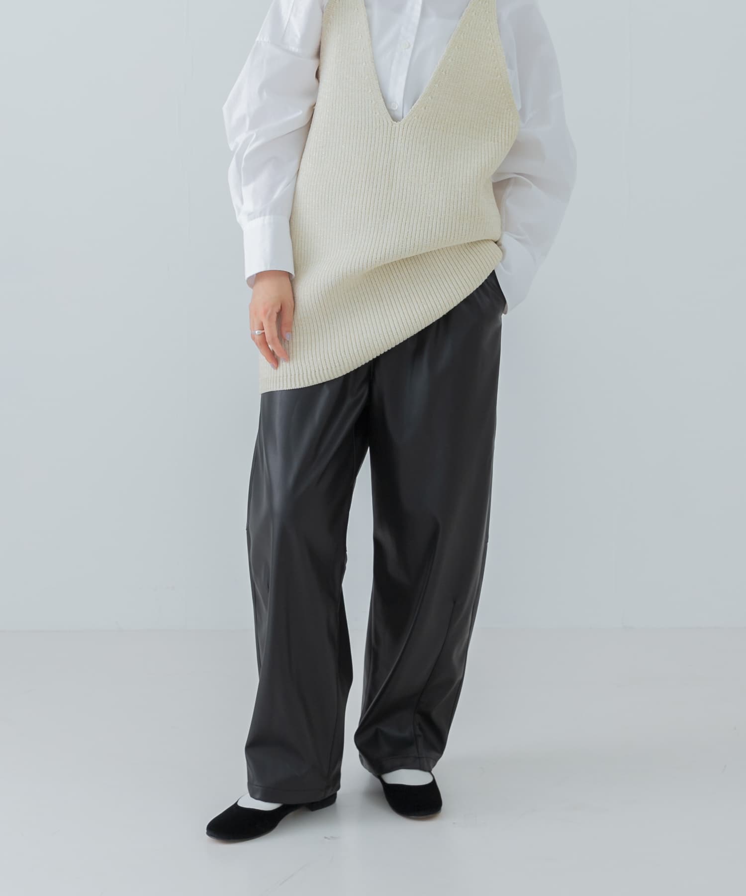 レザーライクコクーンパンツ