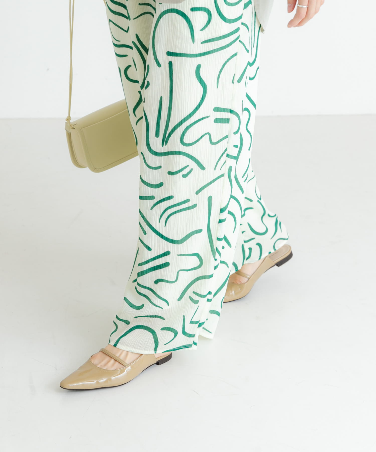 ポインテッドバックストラップシューズ