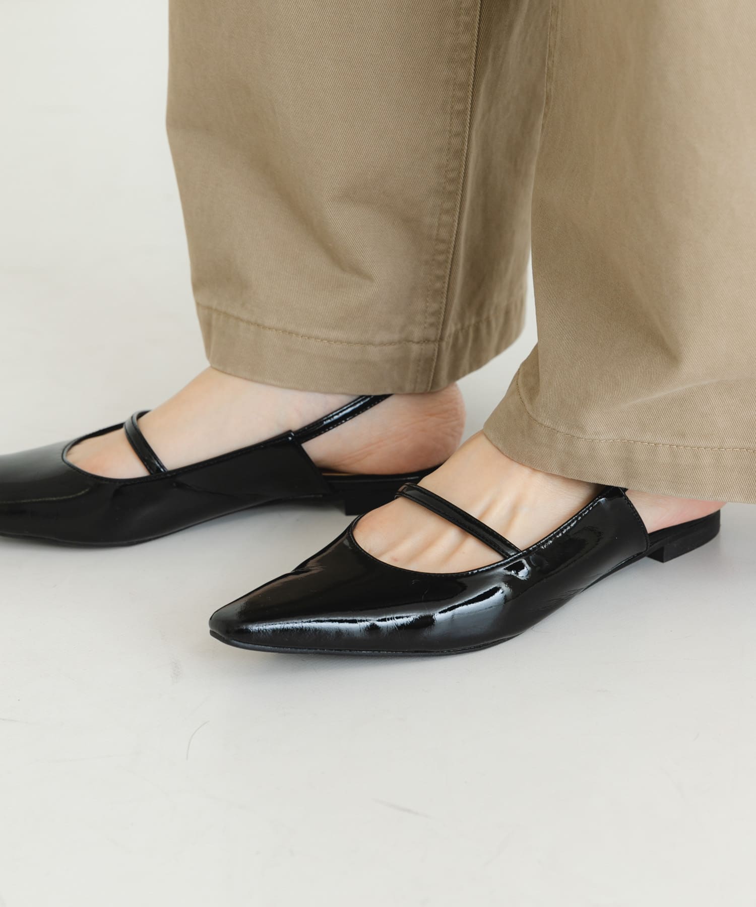 ポインテッドバックストラップシューズ