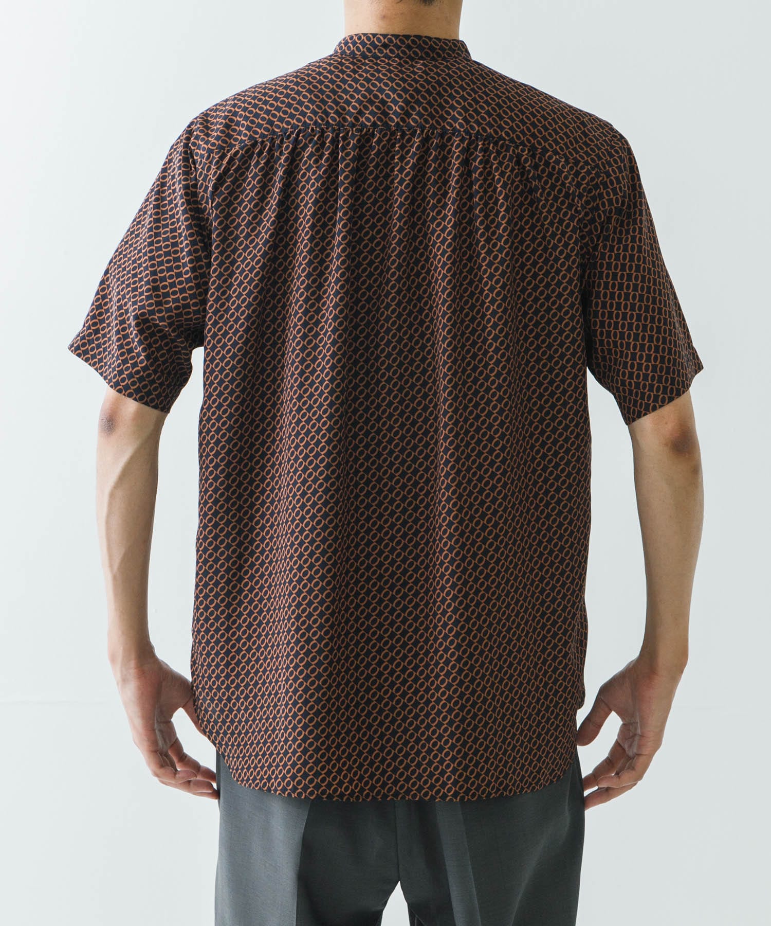 PRINT BAND COLLAR SHIRTS(M BLK×BEG): トップス｜URBAN