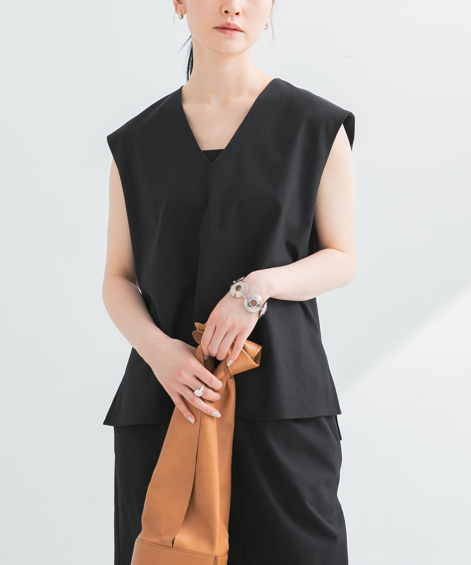 リネン混Vネックブラウス