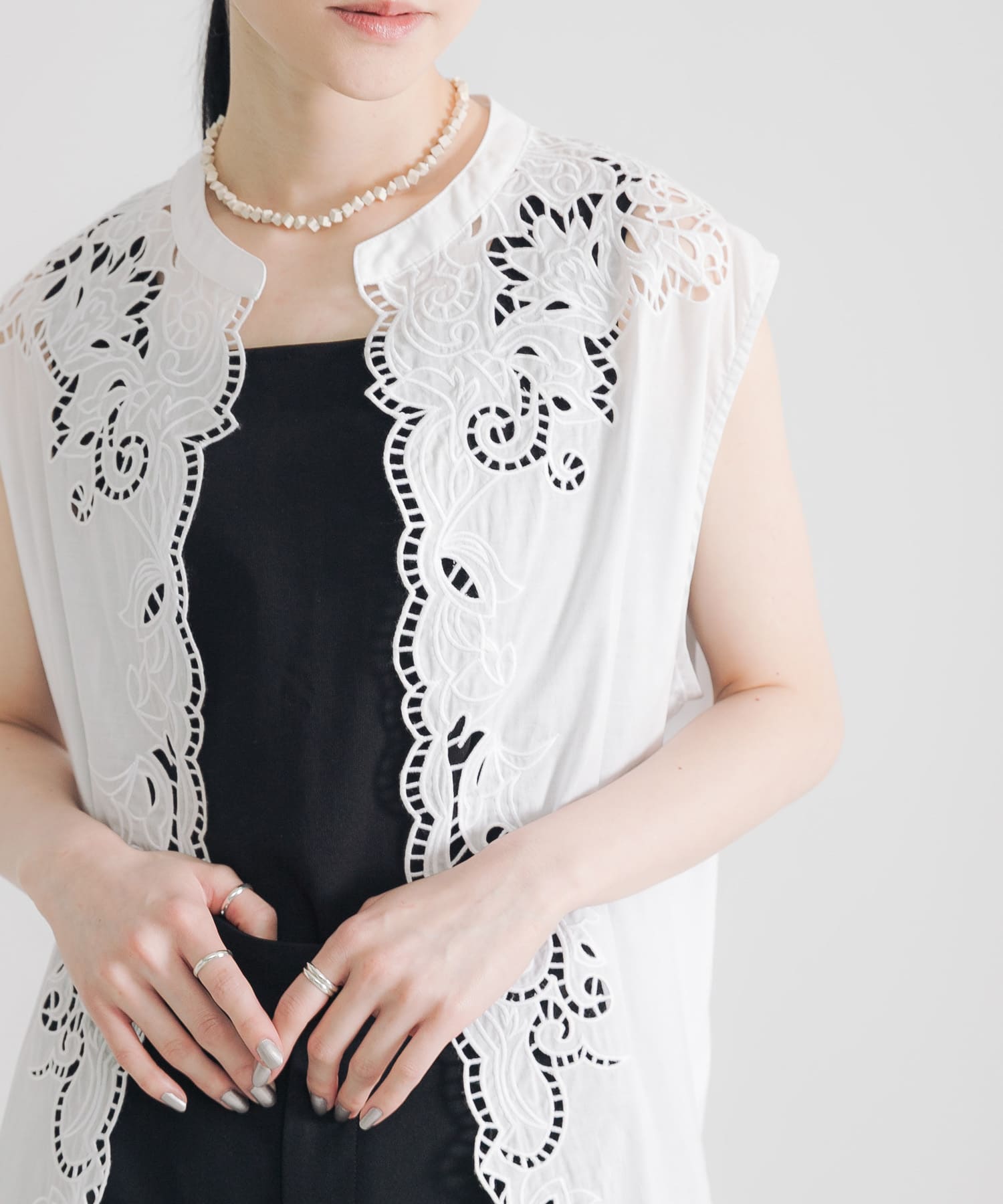 カットワークレース刺繍ジレ(FREE OFF): トップス｜URBAN