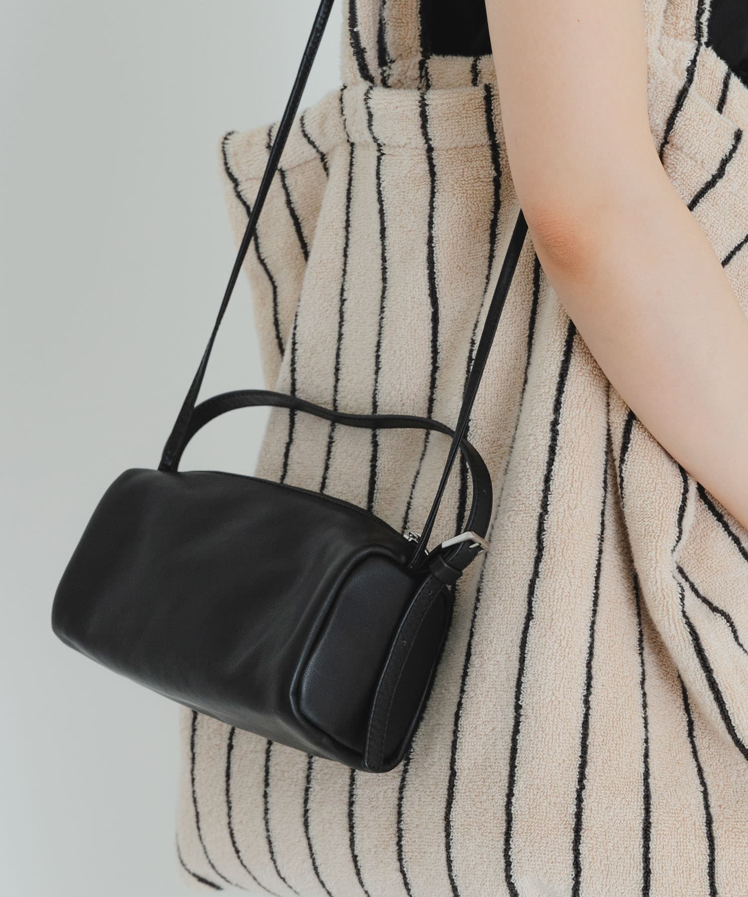 LEATHER SQUARE SHOULDER
