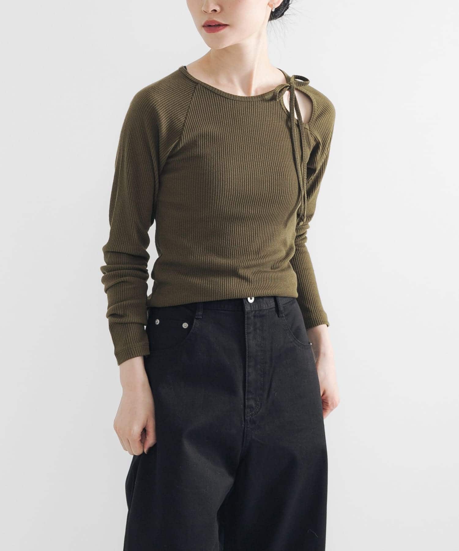 カットアウトリブトップス