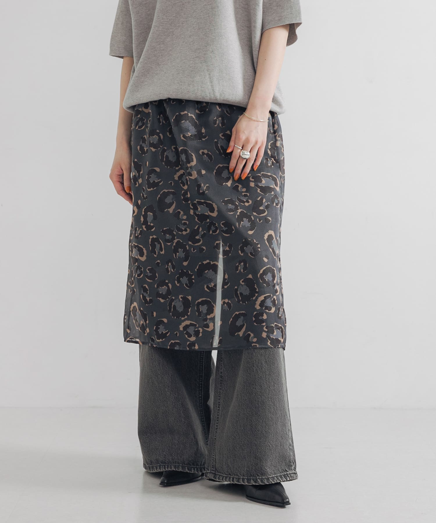 GRAY