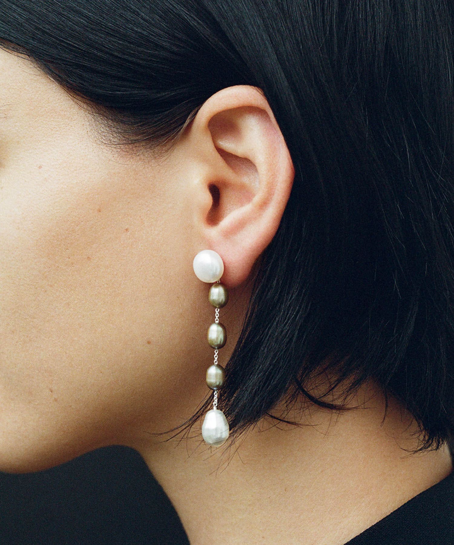 Sophie Buhai　Small Passante Earrings In Pistachio PEARL -