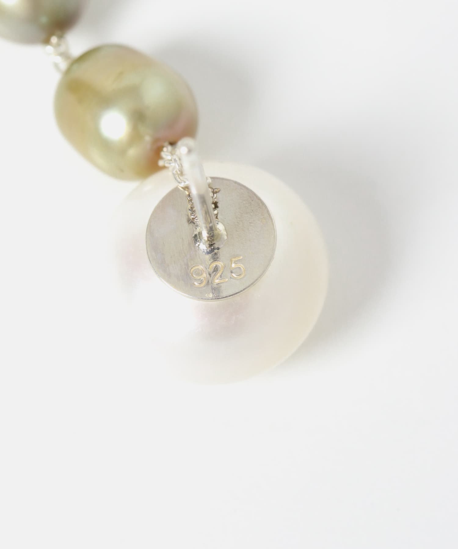 Sophie Buhai　Small Passante Earrings In Pistachio PEARL -