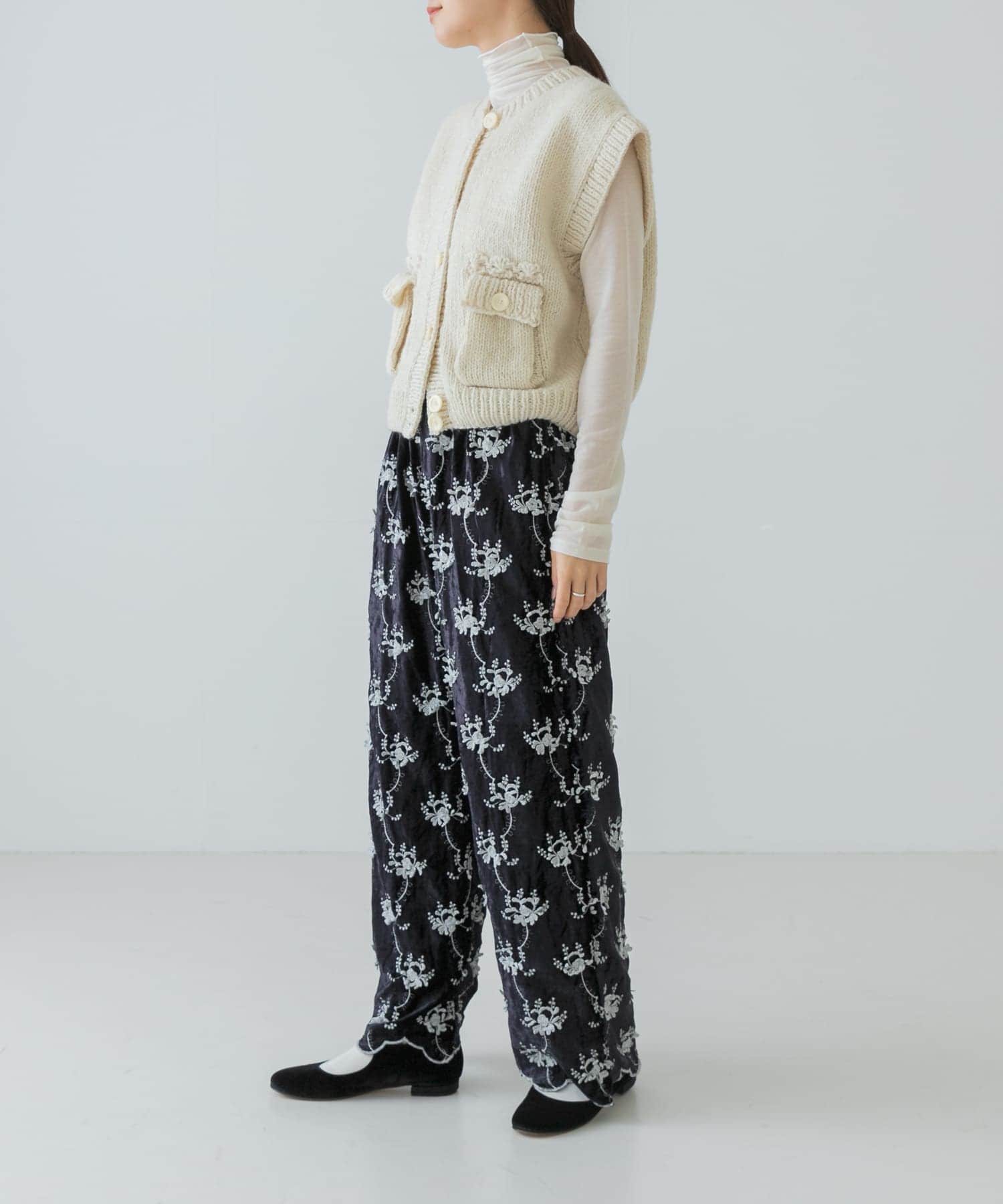 crinkle crinkle crinkle　velvet embroidery pants