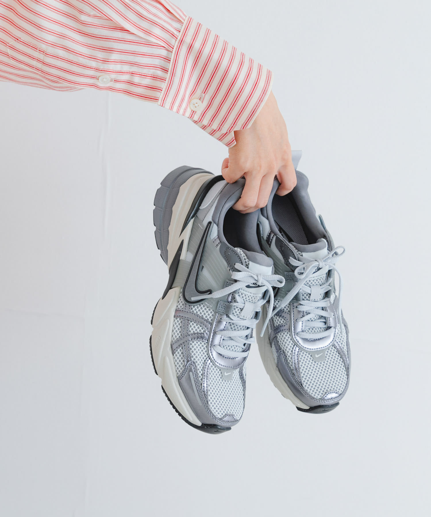 NIKE　V2Kラン ピュア メタリック 23.5