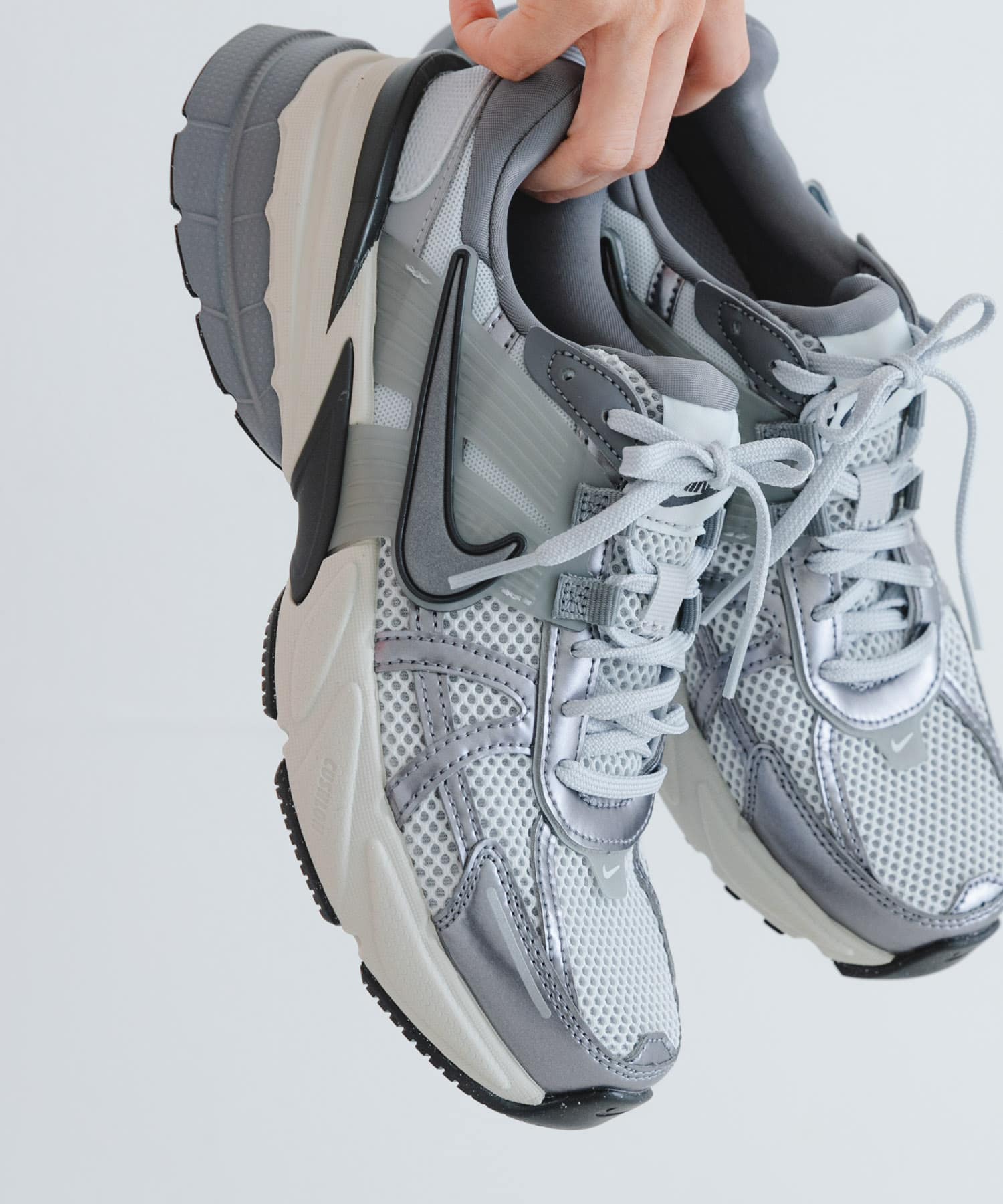 NIKE　V2Kラン ピュア メタリック 23.5