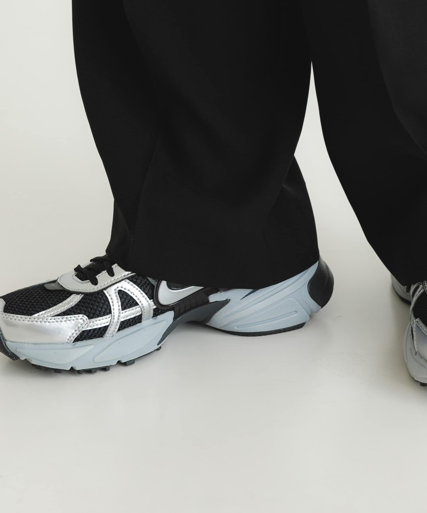 NIKE　V2Kラン BK/MTLC SL 23.5