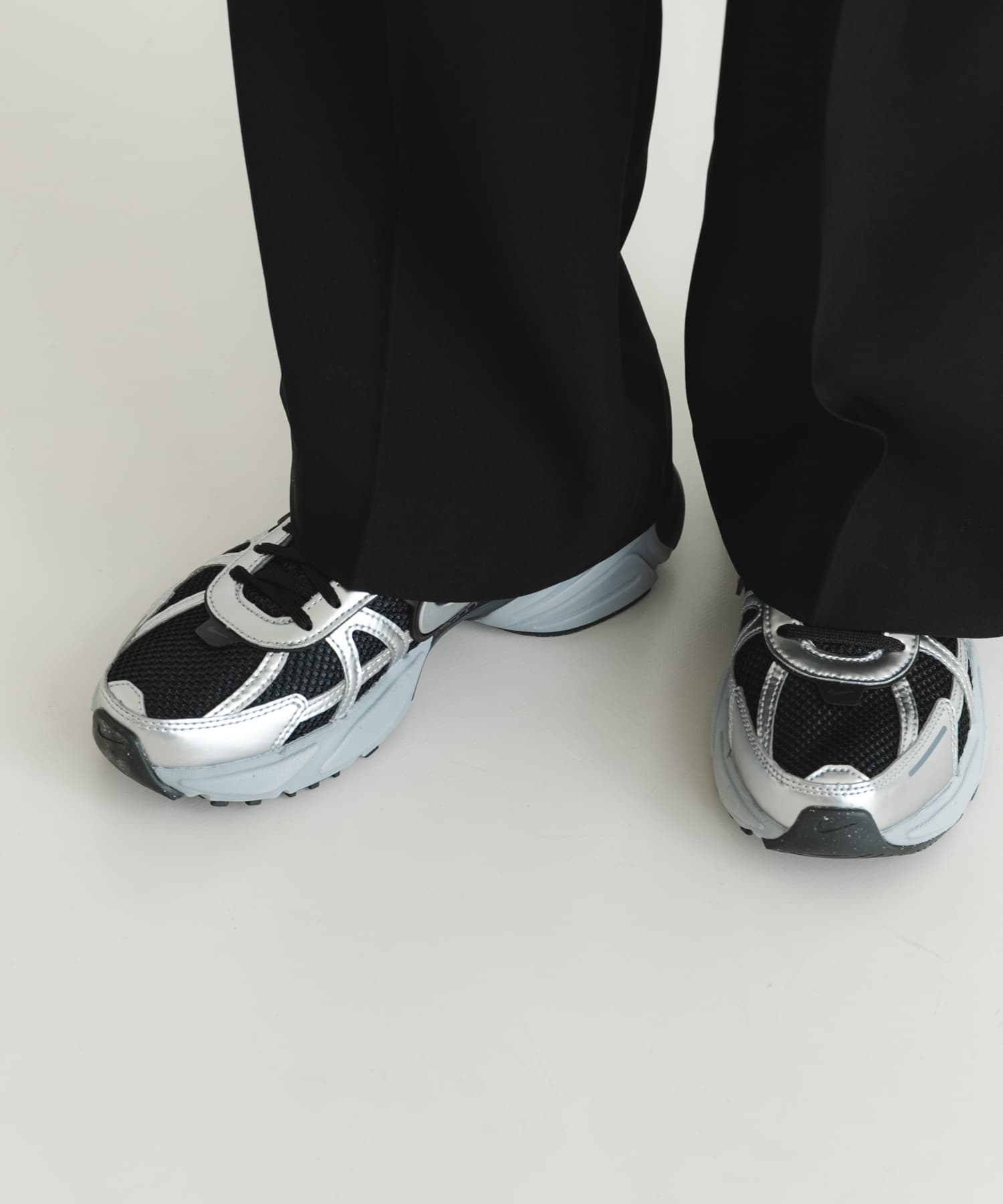 NIKE　V2Kラン BK/MTLC SL 23.5
