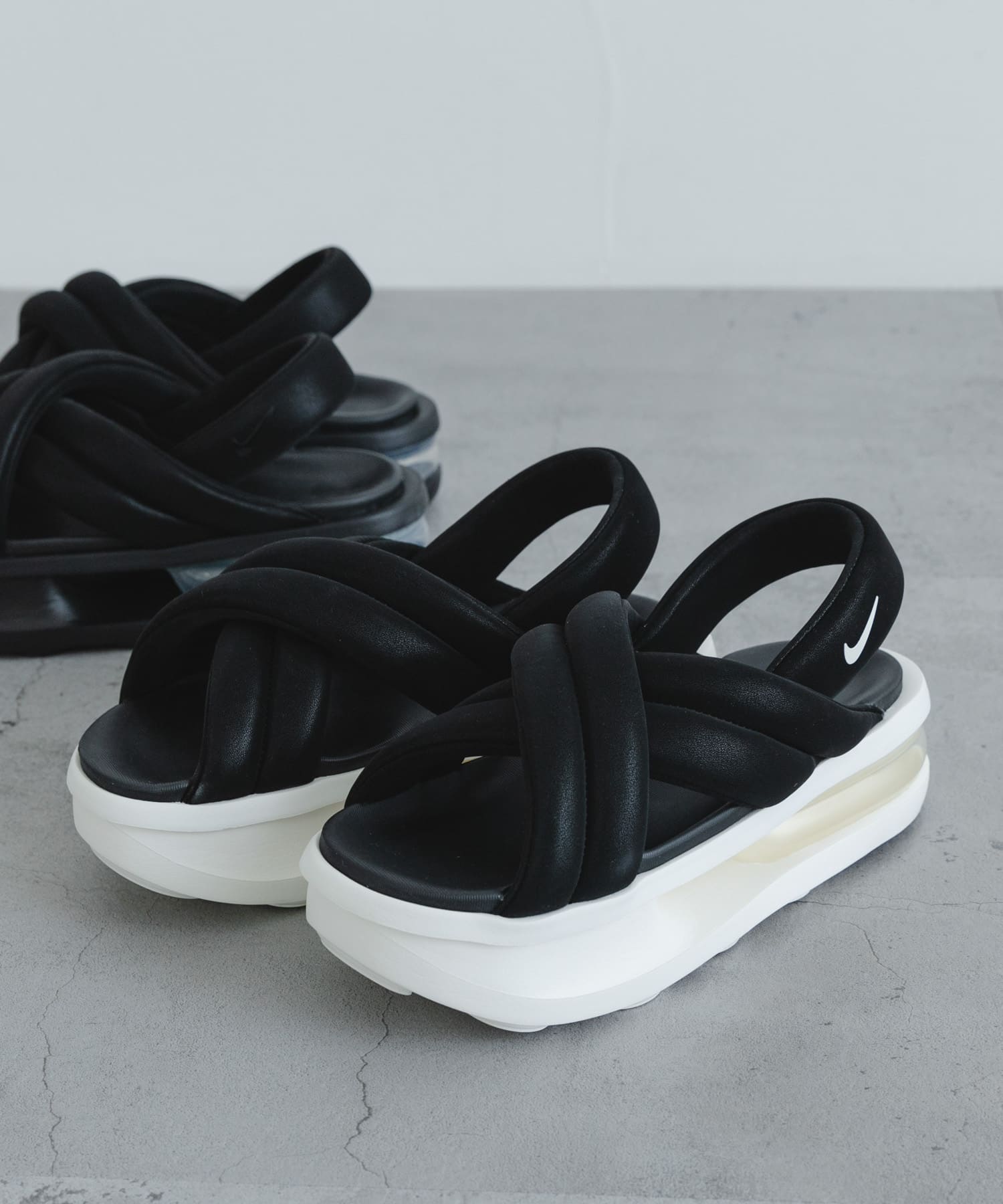 NIKE　エアマックスアイラサンダル