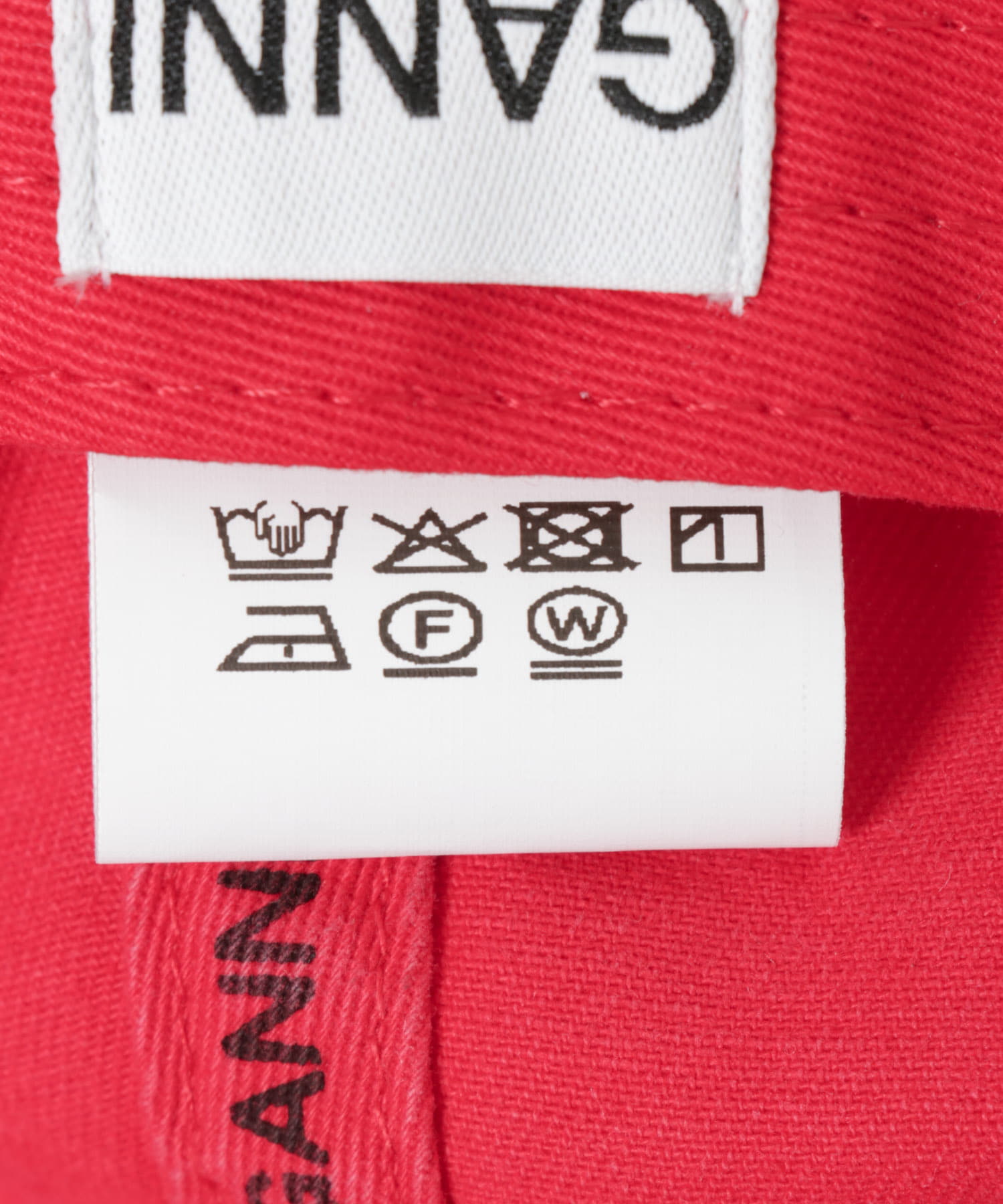 GANNI　Washed Cotton Canvas Cap Fiery Red -