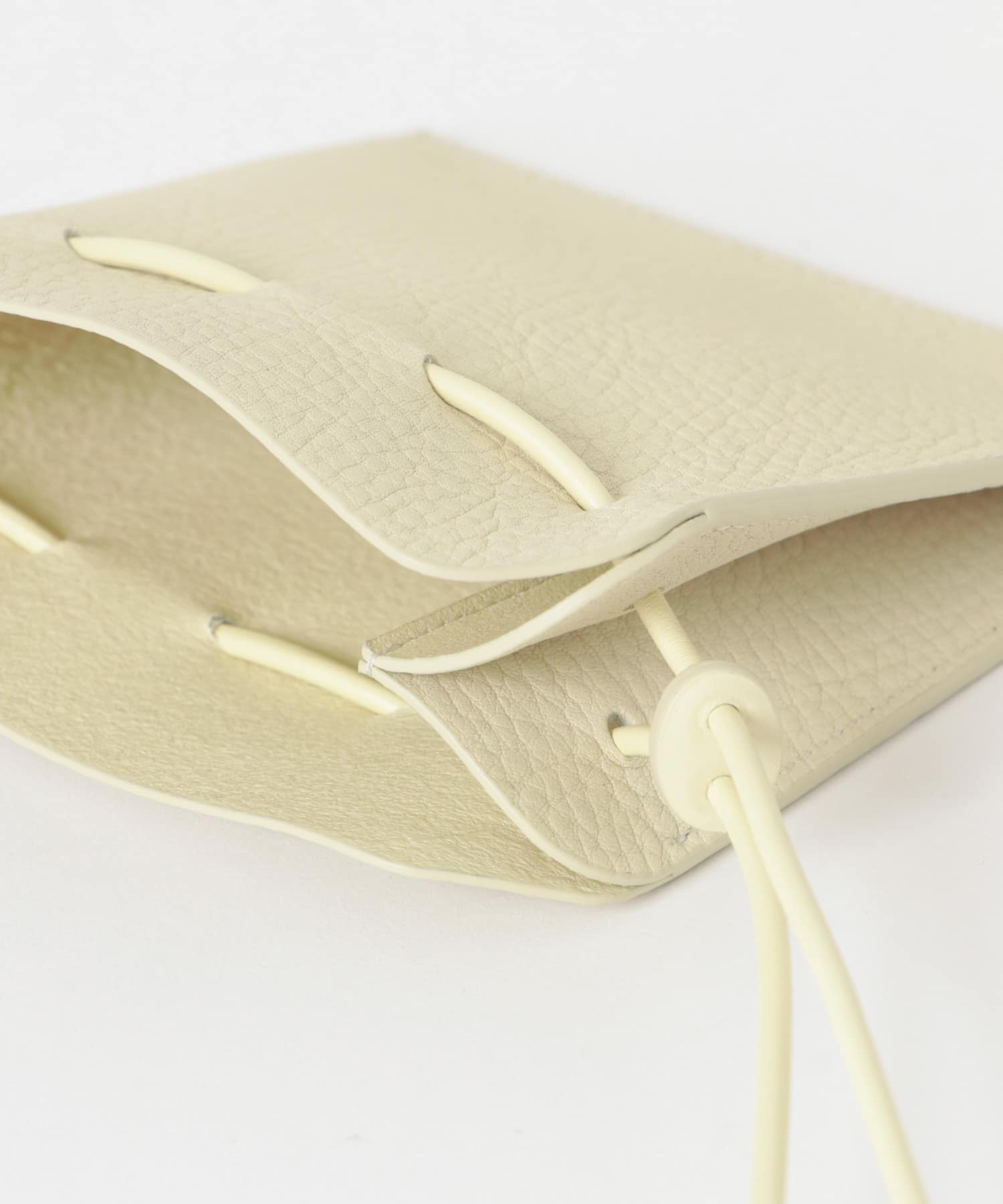 ITTI　HERRIE KINCHAKU POUCH XXS IVORY -
