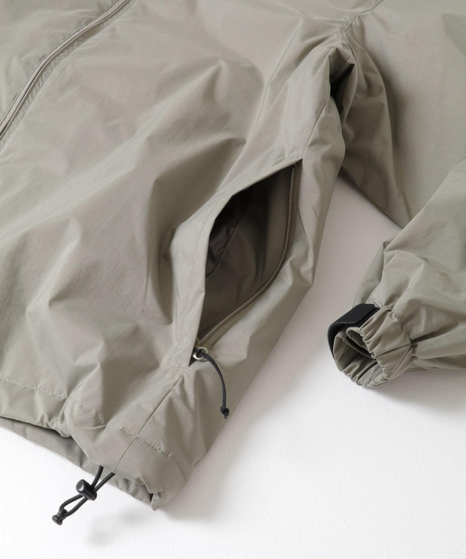 URBS　EPIC NYLON JACKET KHAKI M