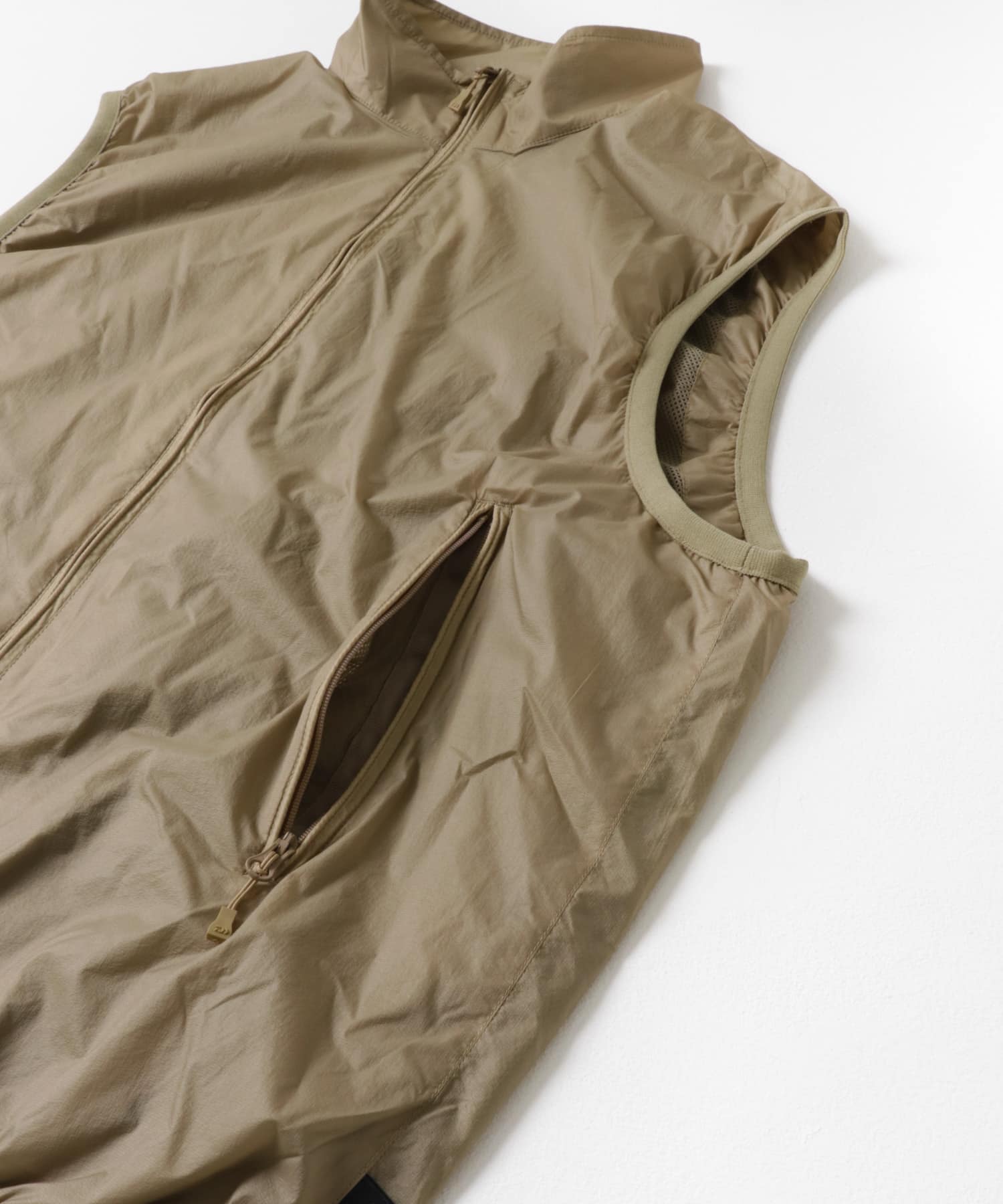 DAIWA PIER39　REVERSIBLE WIND SHIELD VEST BEIGE S