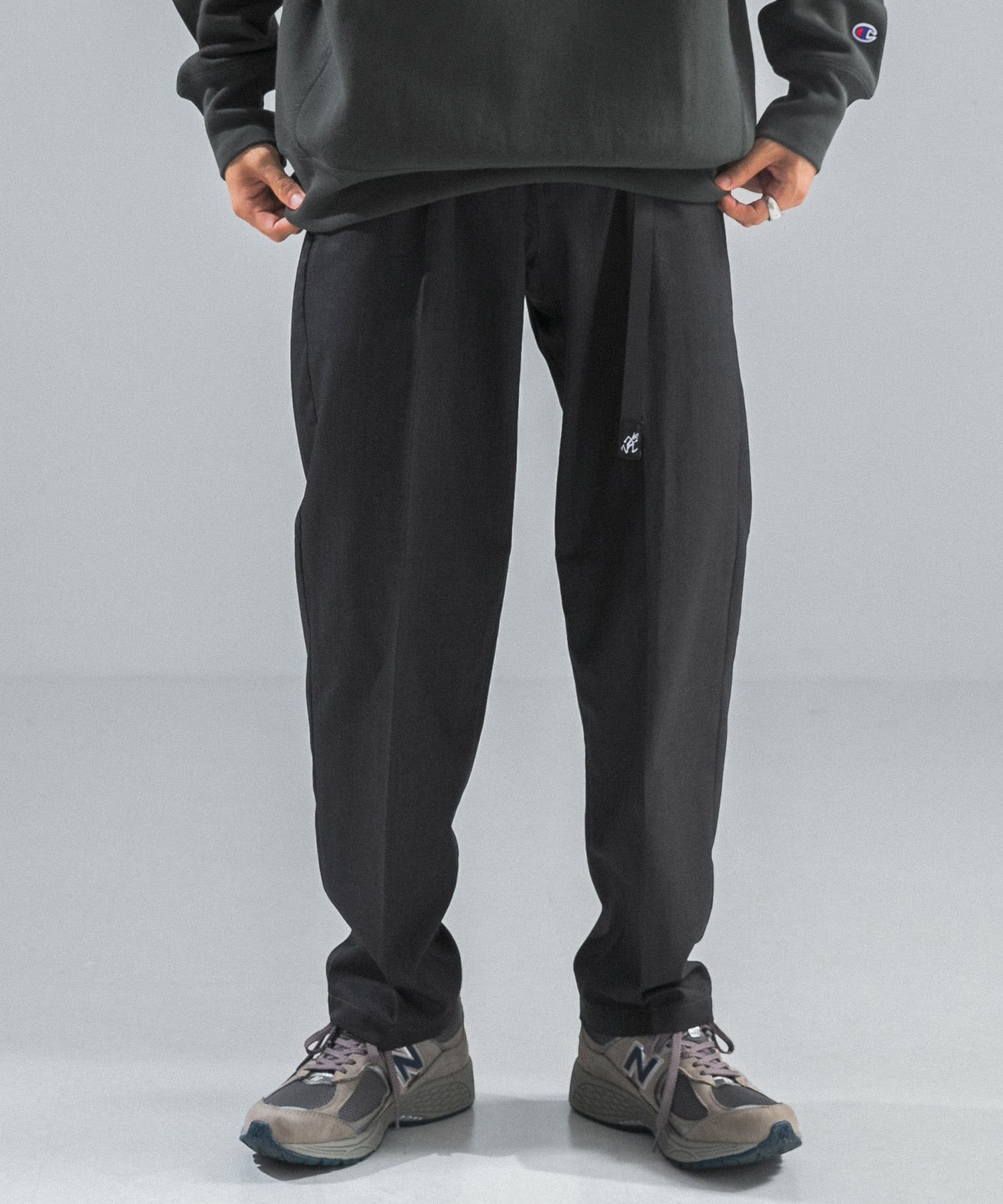 Gramicci / LOWERCASE ワイドテーパードスラックス(S NAVY): ボトム