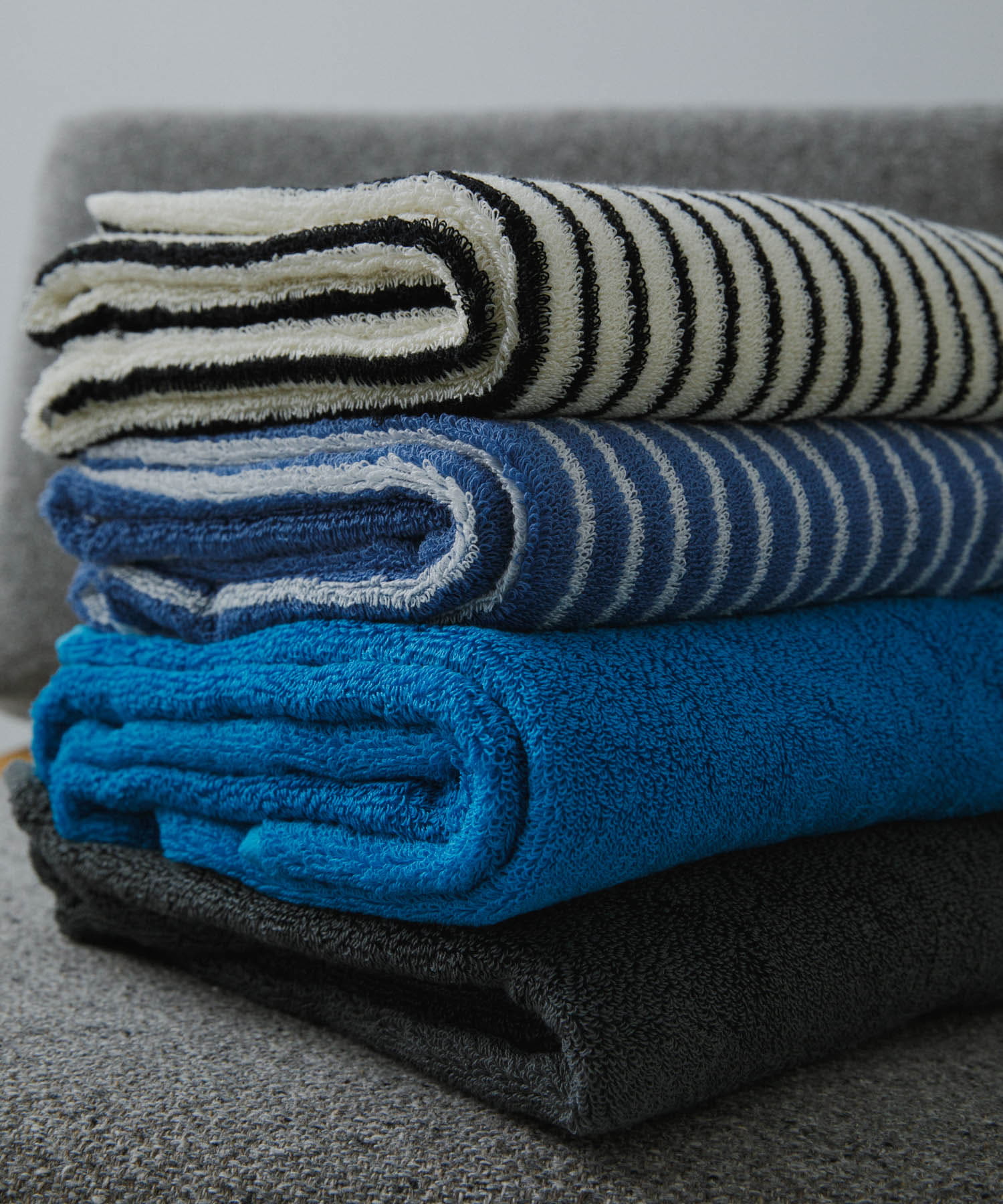 WITH OR WITHOUT　Bath Towel WHT STRIPE FREE