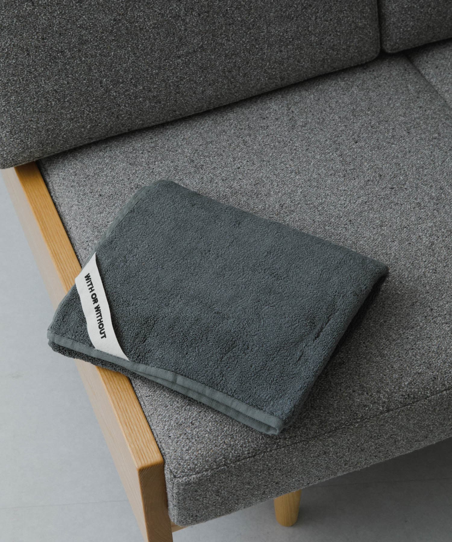 WITH OR WITHOUT　Bath Towel GRY FREE