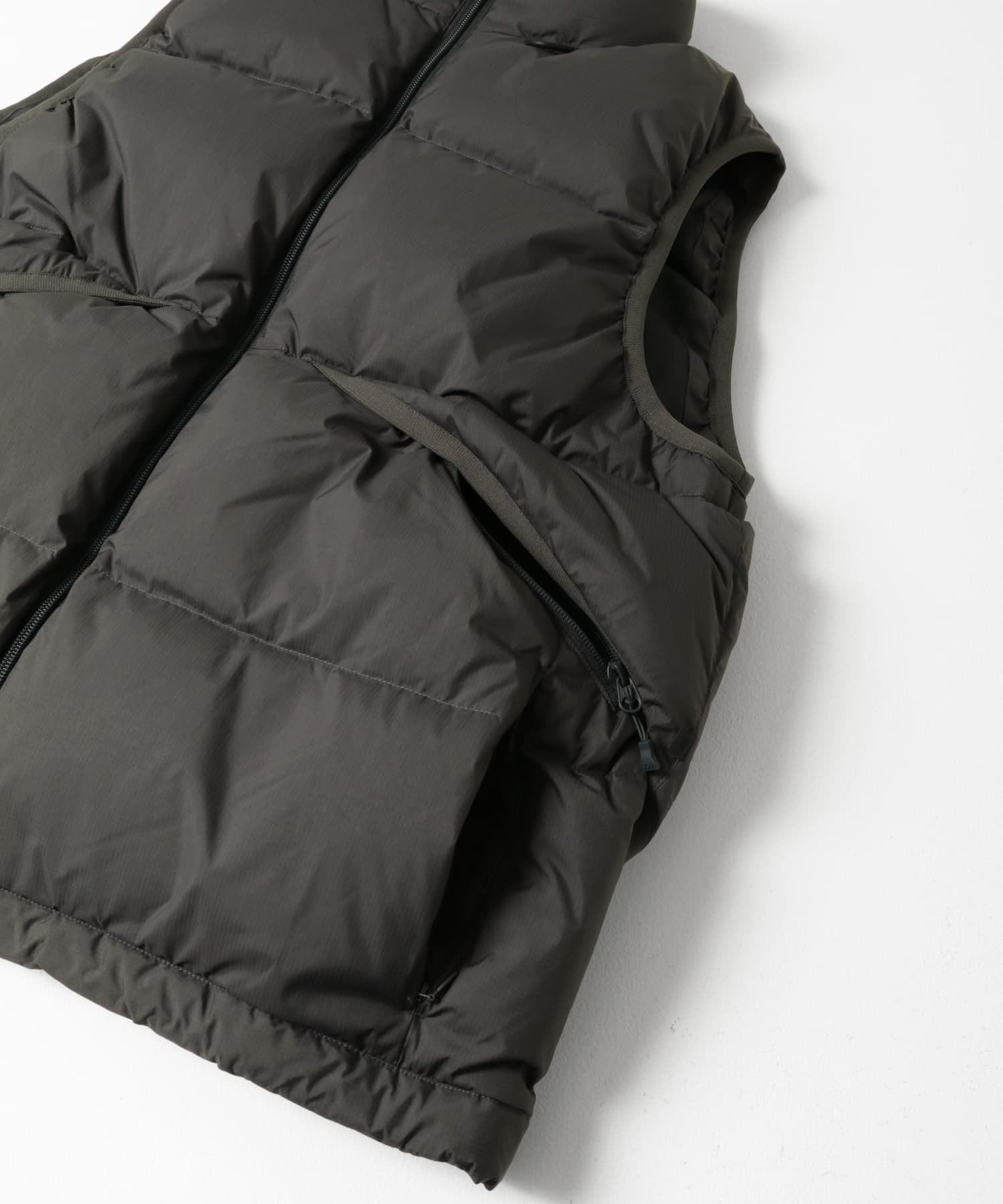 DAIWA PIER39　TECH ALPINE DOWN VEST CHARCOAL M
