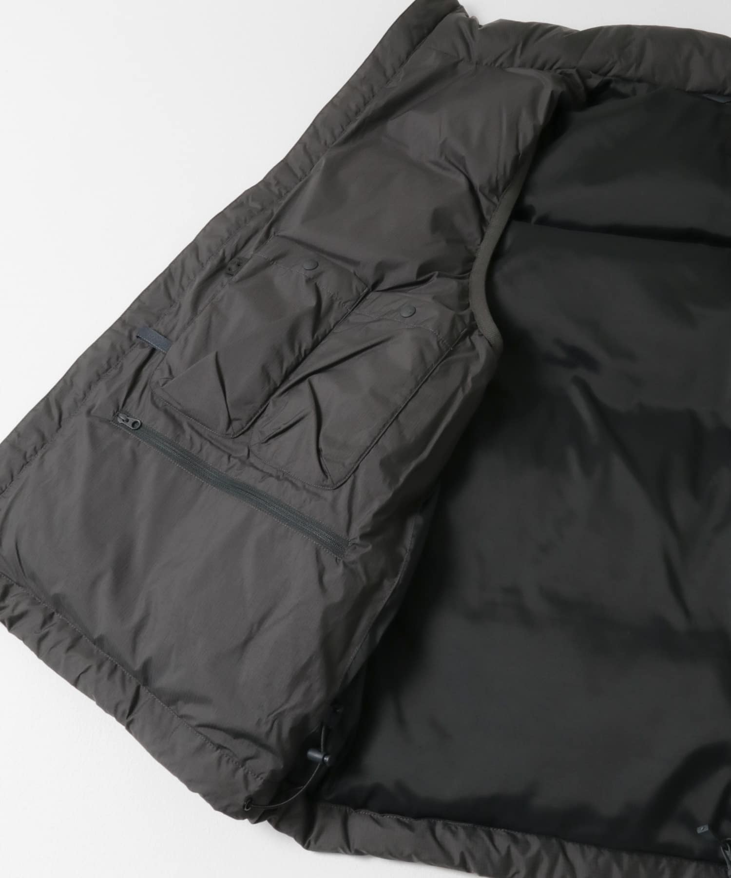DAIWA PIER39　TECH ALPINE DOWN VEST CHARCOAL M