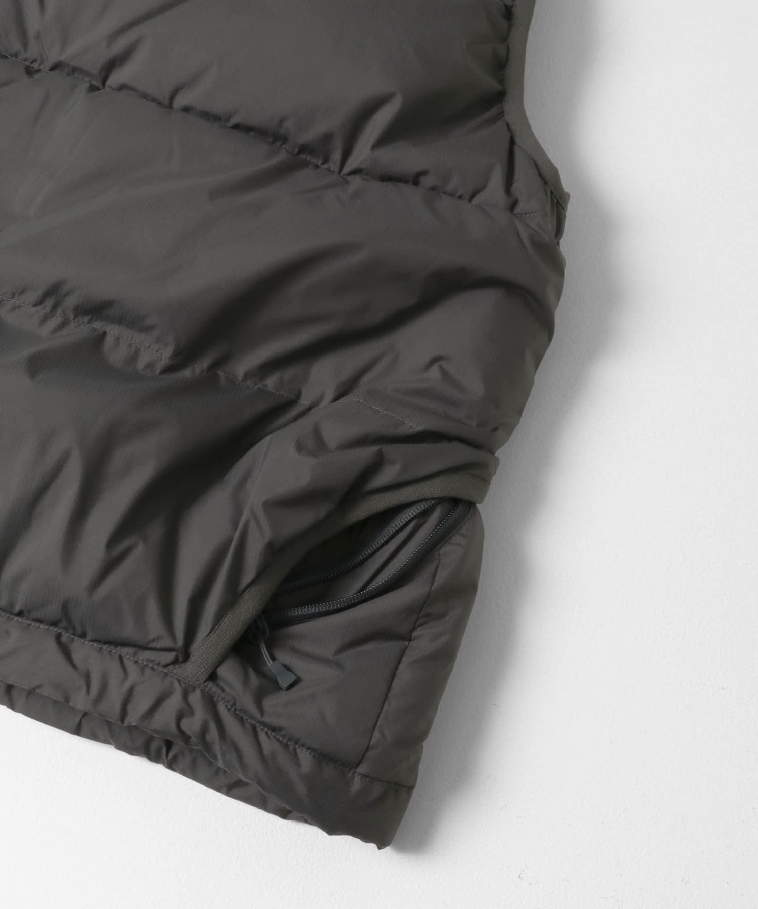 DAIWA PIER39　TECH ALPINE DOWN VEST CHARCOAL M