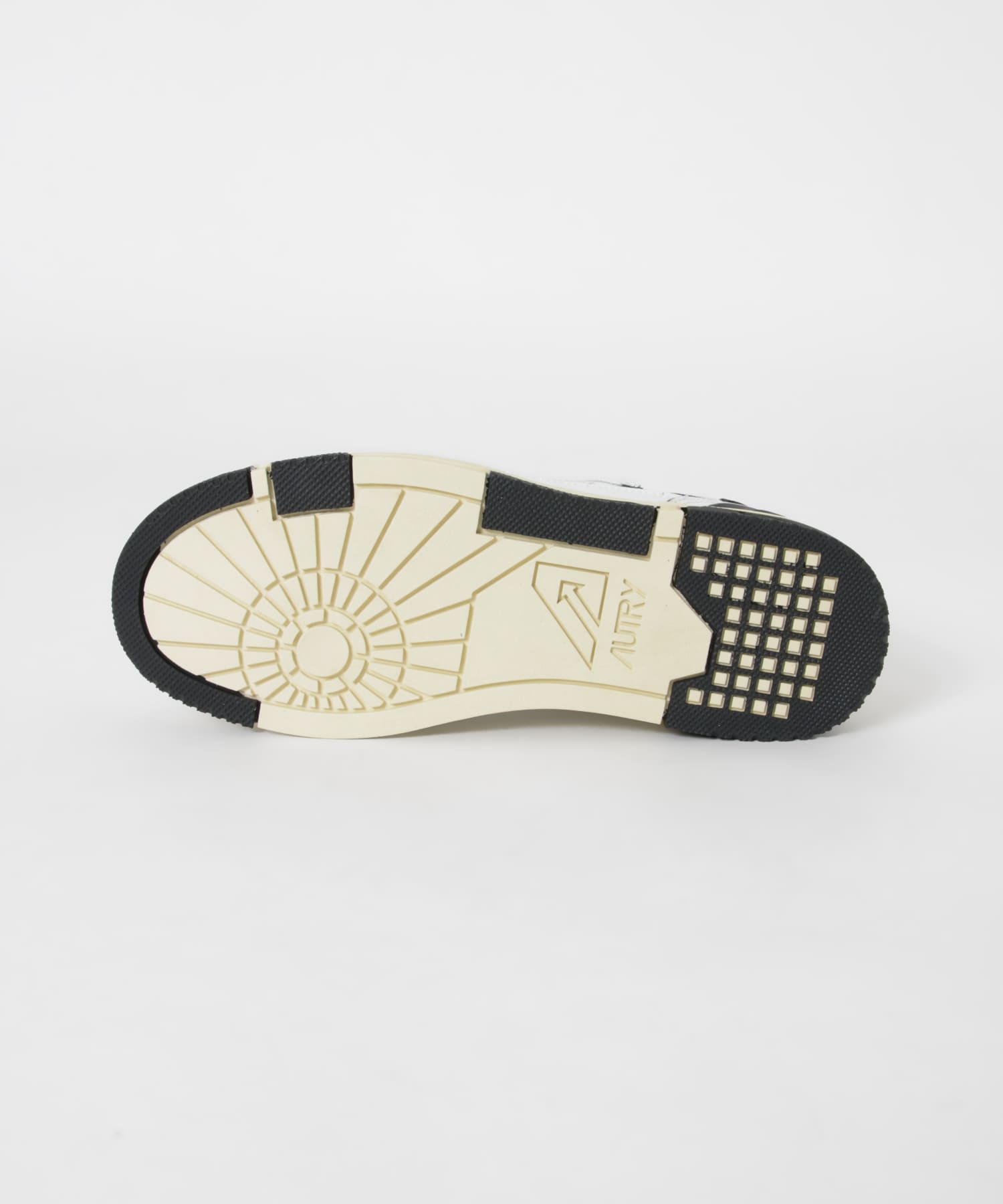 AUTRY　CLC LOW MAN MM04 WH BK 41