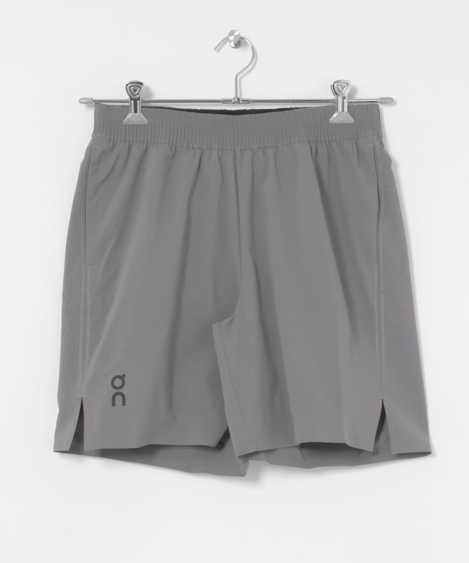 On　Focus Shorts