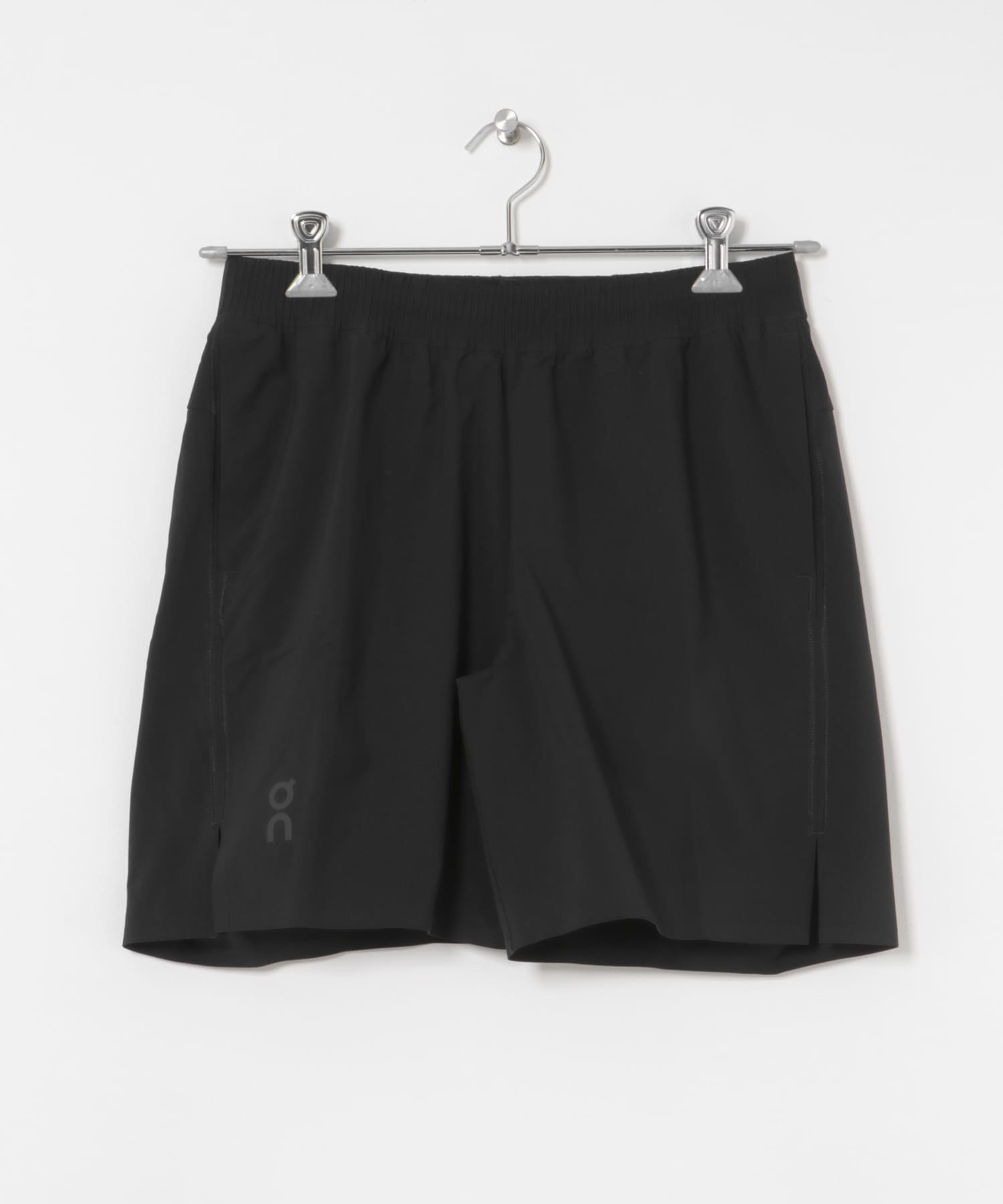 On　Focus Shorts