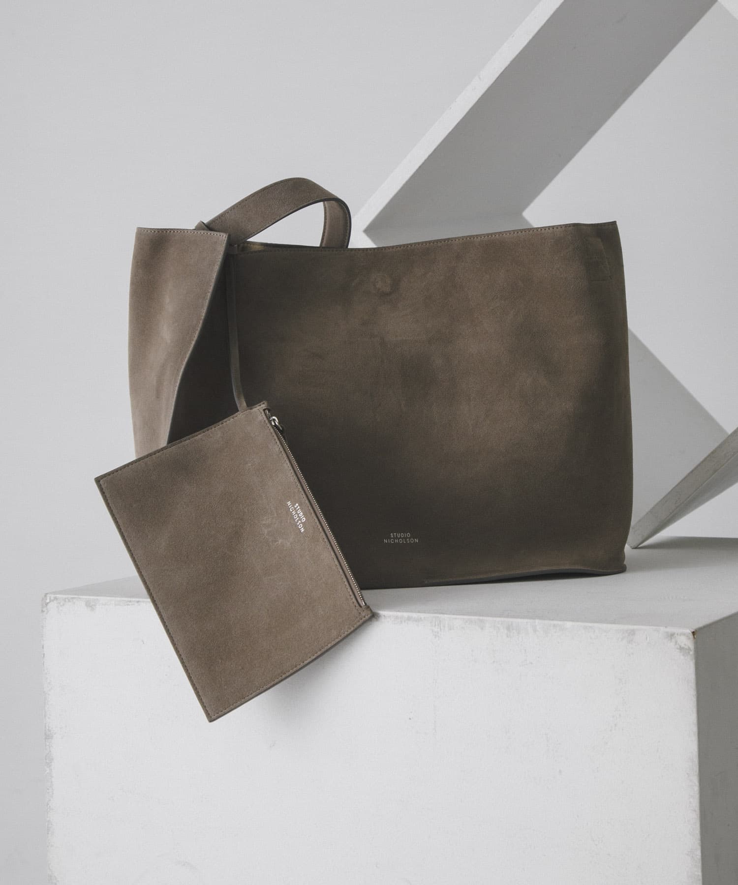 STUDIO NICHOLSON　THE REFLECTION TOTE SUEDE