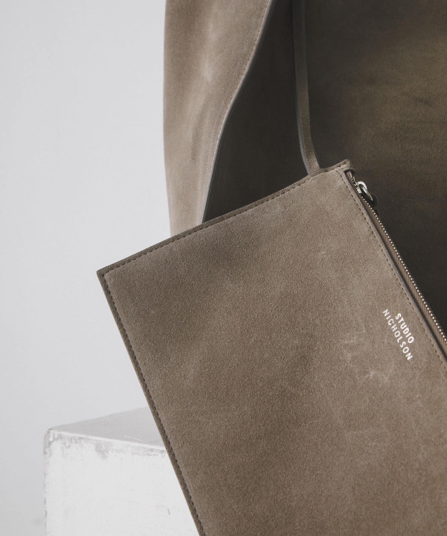 STUDIO NICHOLSON　THE REFLECTION TOTE SUEDE COCOA FREE