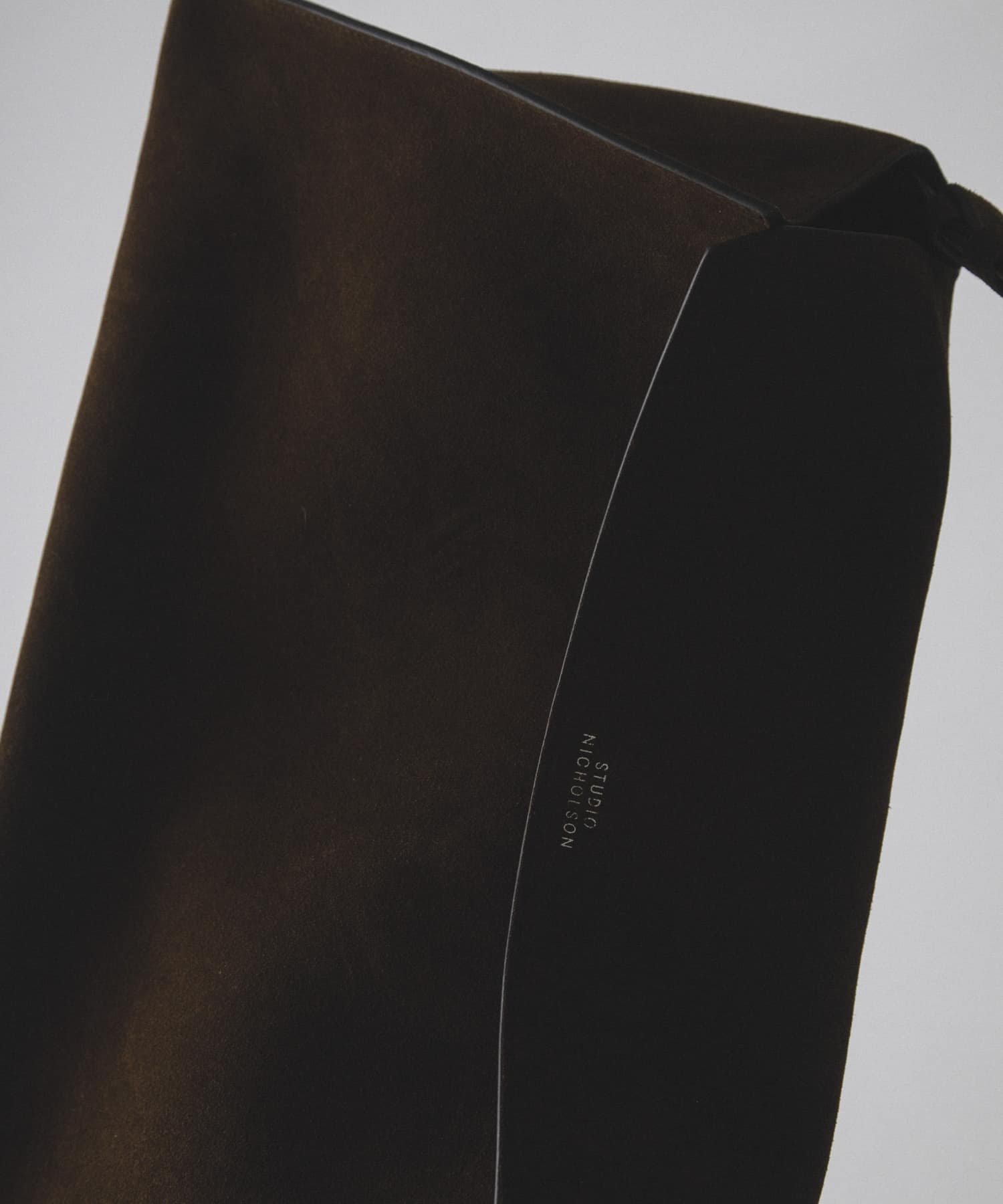 STUDIO NICHOLSON THE FOLDED SHOULDER BAG S(FREE COCOA