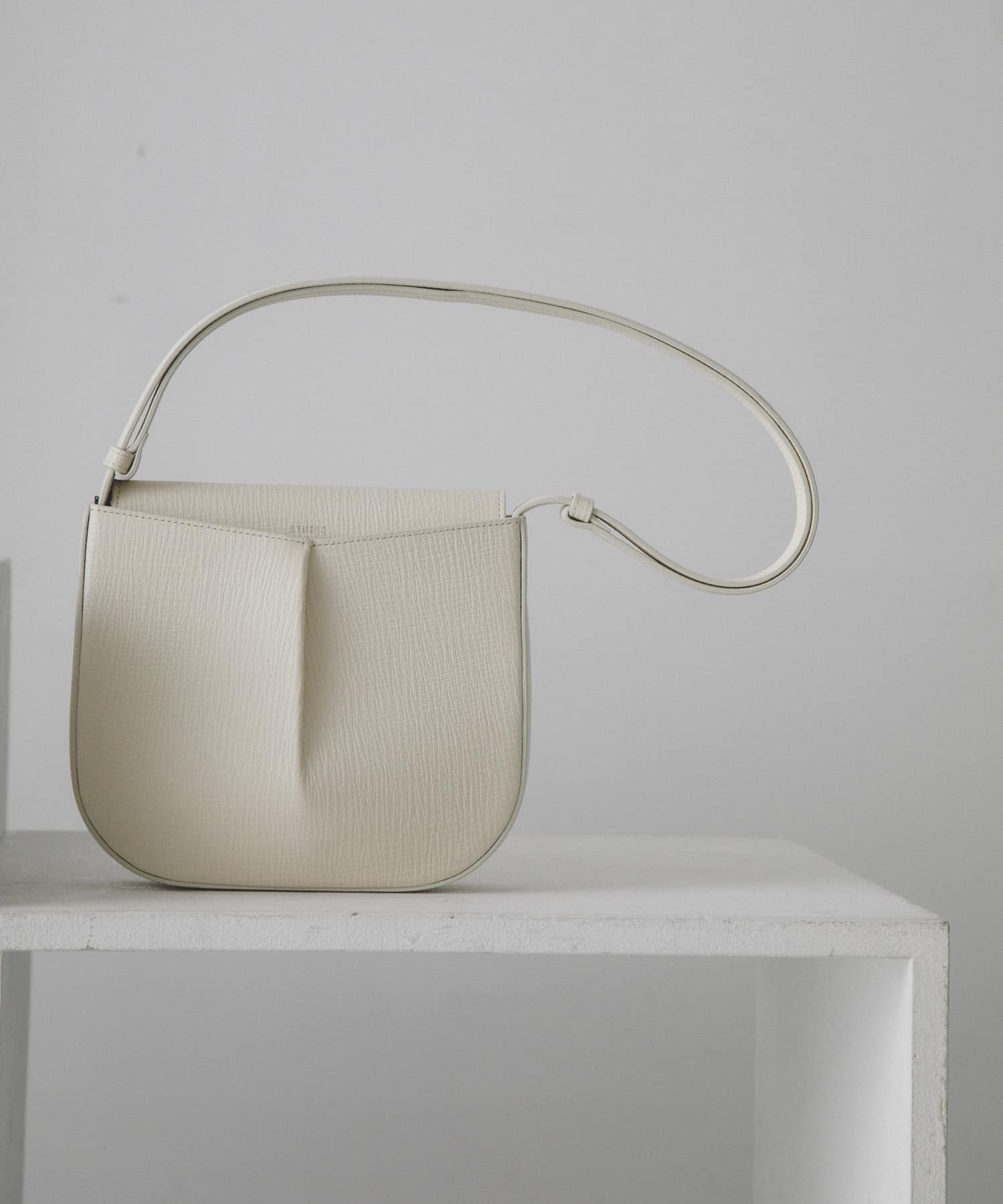 STUDIO NICHOLSON THE PLEATED CROSSBODY(FREE PARCHMENT): バッグ