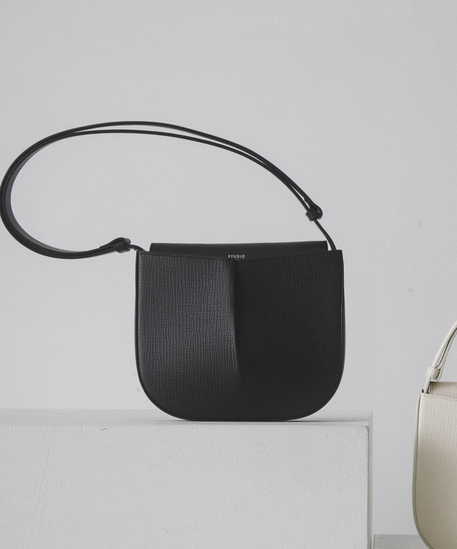 STUDIO NICHOLSON　THE PLEATED CROSSBODY BLACK FREE