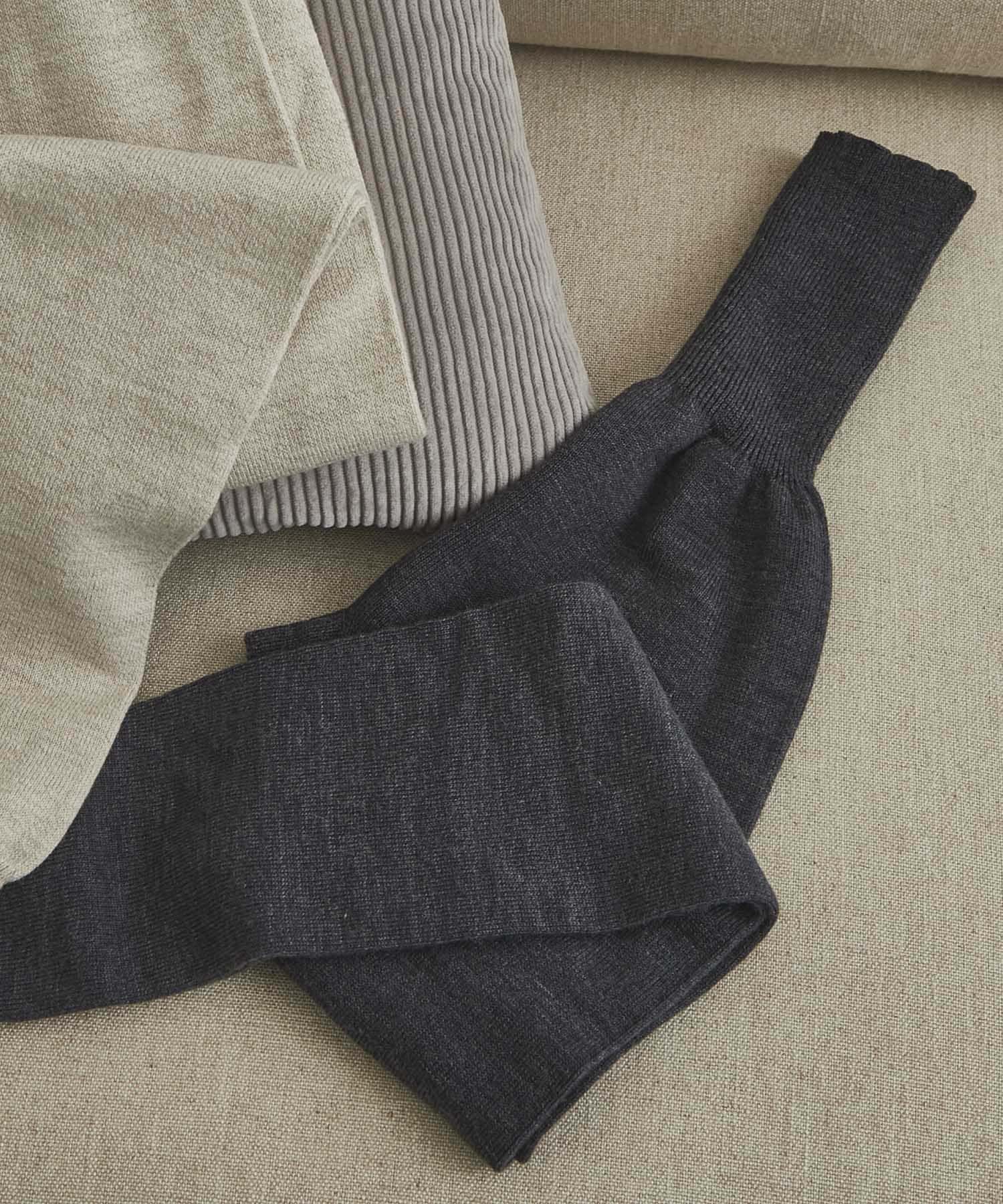 チャコールグレー